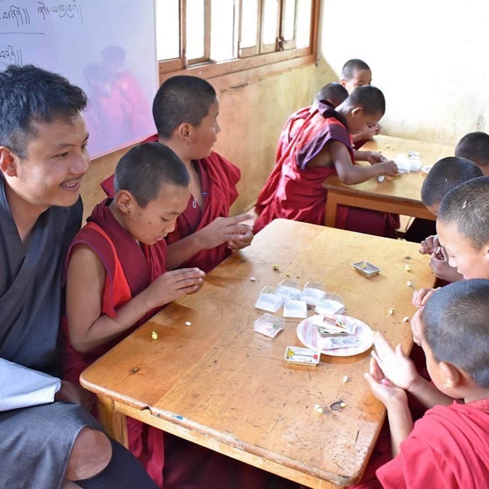 岡田ひとみ（ねんドル）さんのインスタグラム写真 - (岡田ひとみ（ねんドル）Instagram)「［Day3 ねんど教室 in Monastery］パロの山の上にある僧院 “Eutok Samdrupcholing goenpa” (Eutok Goenpa monastery )でねんど教室をさせていただきました。 様々な理由で家族と離れてここで暮らし教育を受けている子どもたち、楽しんでもらえるか不安の多い交流でした。 けれども笑顔をたくさん見せてくれて、最後は全員が小さな声で「アリガト」と伝えに来てくれて…私は美しく透き通った瞳を忘れることができません。  希望を叶えてくれたガイドさん、早朝から車を走らせアシスタントもしてくれたドライバーさん、プライベート旅行にも関わらず手伝ってくれた友人、ガイドさんと繋いでくれた友人、日本から応援してくれた事務所のみんな、子どもたちとの時間を作ってくださった僧院の皆さん、そして子どもたちに感謝の気持ちでいっぱいです。  突然思い立って決めたブータン旅行だけれど、きっと彼らと出会うために来たのだと思います。  私はこれから、何ができるのだろう。 私もきっと、何かができるのだろう。  #bhutan #travel #workshop #forkids #edutainment #nendol #ねんドル #おねんどお姉さん #ねんど #海外旅行」6月9日 9時34分 - hitomi_nendol