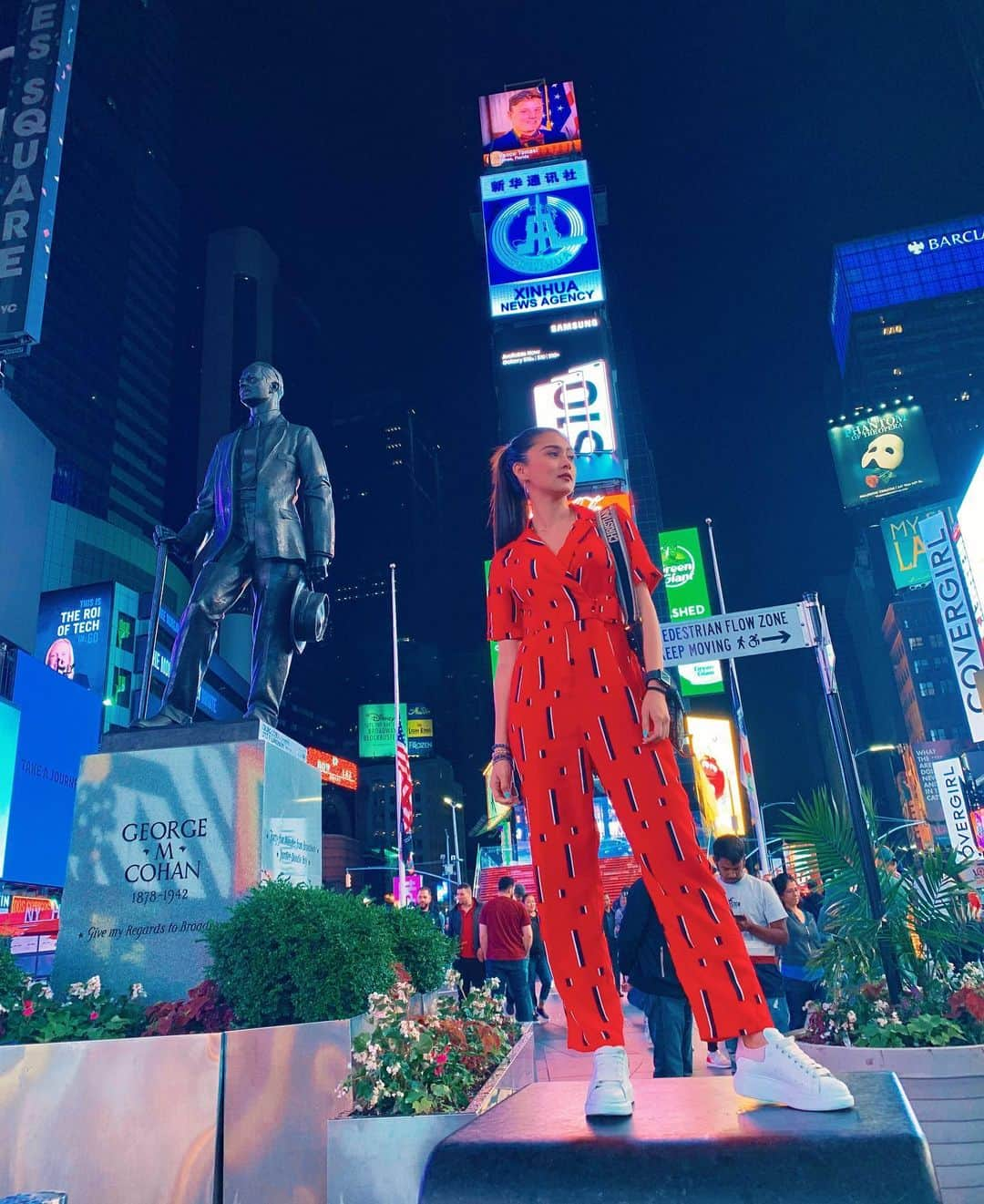 Kim Chiuさんのインスタグラム写真 - (Kim ChiuInstagram)「that feeling na mas marami ka pang pictures kesa sa itinagal mo sa new york!!!😝 lels hihihi savoring the moment as a #Chiurista 🇺🇸🗽🚧 #timesquare at 3am feels like 8pm. . . good morning everybody!!!!😁 have a blessed sunday!!!☀️ #ootdksyc #nyc」6月9日 9時35分 - chinitaprincess