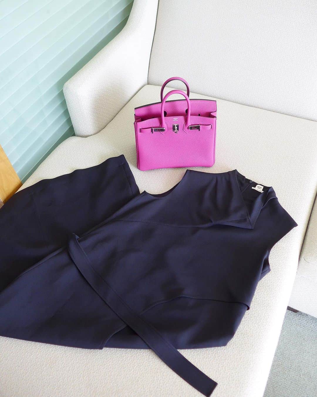 田中麻衣さんのインスタグラム写真 - (田中麻衣Instagram)「ローズパープルのB25❤︎ 差し色にぴったりです。 バーキン25のサイズ感が持ちやすくて好き。 ちょっとしたパーティーなどにも使える濃紺のノースリーブワンピースも一緒に。 #hermes #エルメス #birkin25 #バーキン25 #ローズパープル #エルメスプレタ #2019AW」6月9日 9時49分 - maitanaka1217