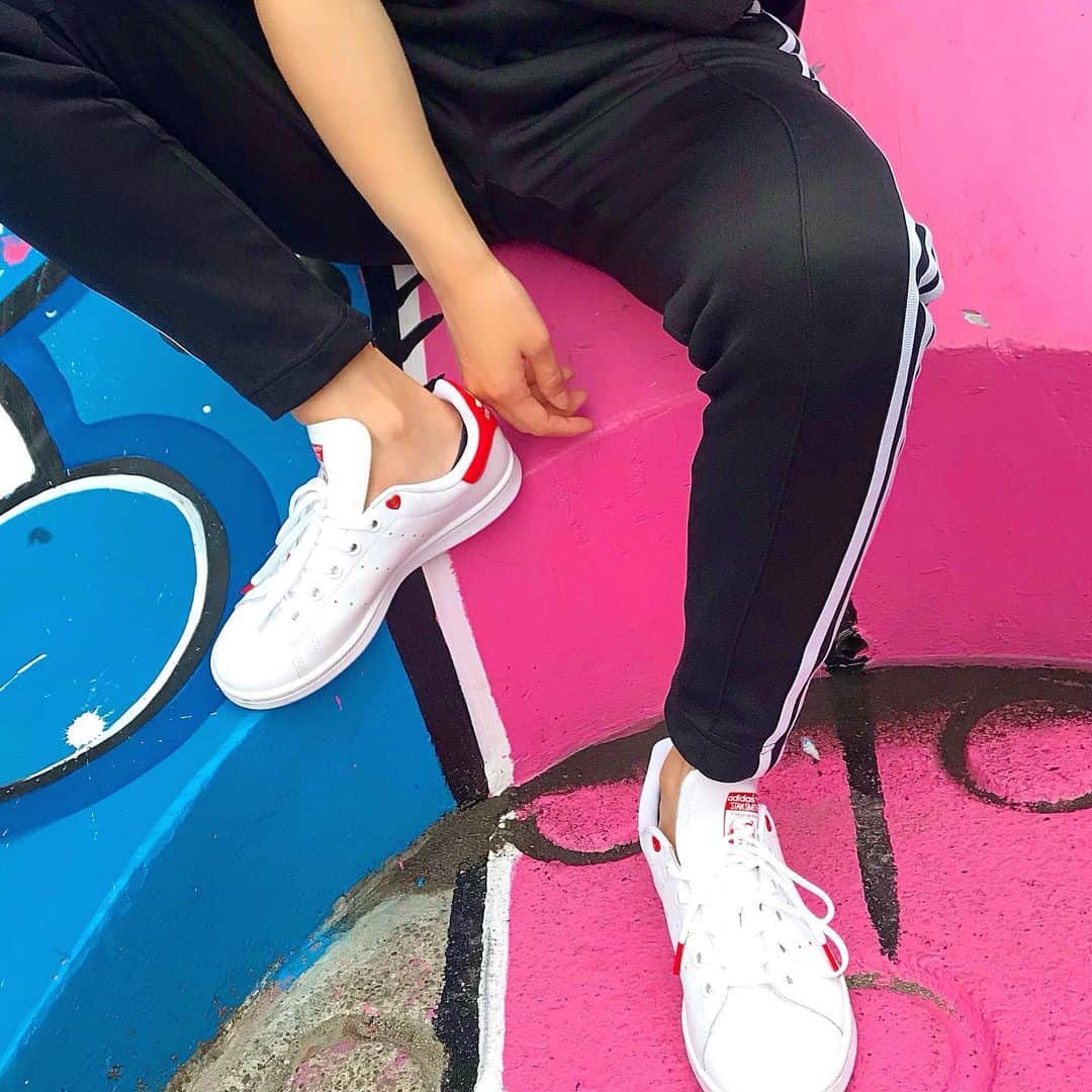 富久美玲のインスタグラム：「_ . 🆕 白のスニーカーが欲しくてGET👟 . 買う時には気付かなかったけど 履いたらワンポイントのハート♡ ラブリーなスニーカー🥺🥺（笑） . @adidasoriginals  STAN SMITH J▷22cm .  #mireistylecode#ootd#スニーカー#adidas#adidasoriginals#スタンスミス#stansmithj」