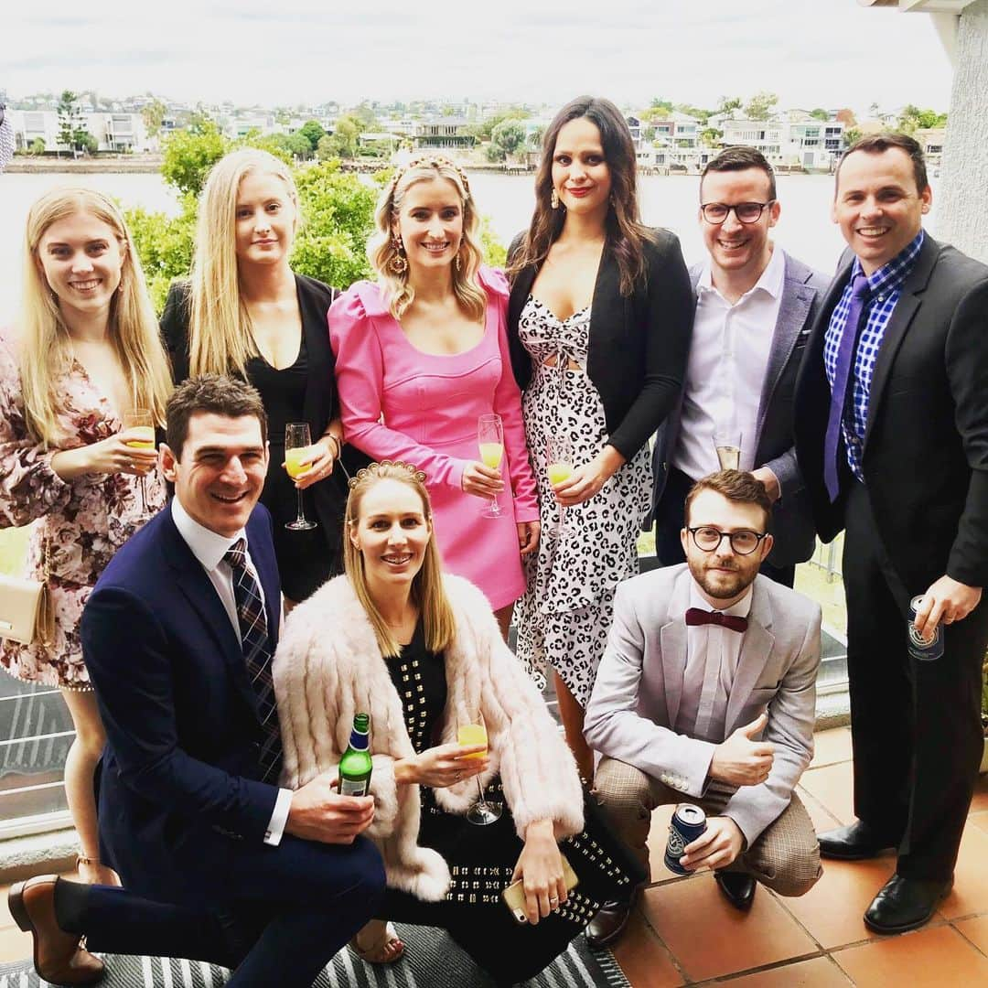 ブロンテ・バラットさんのインスタグラム写真 - (ブロンテ・バラットInstagram)「Got lucky with this crew & on Sixties Groove at the Stradbroke Races. Happy 30th @taylor.anne 🐎🐎」6月9日 9時51分 - brontebarratt