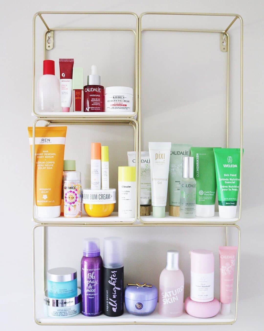のインスタグラム：「We love @politicsofprettyblog 's colorful #shelfie! 🌸 Which Weleda product is sitting on your beauty shelf? #WeledaSkinFood」