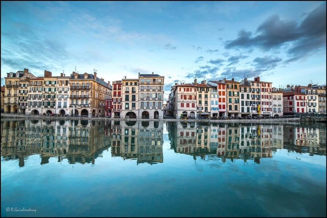 フランス大使館さんのインスタグラム写真 - (フランス大使館Instagram)「【フランスの風景🌄】スペイン国境にほど近いフランス南西部の街バイヨンヌ。かつて港町として栄え、チョコレートがフランスにもたらされたのもこの街を経由してだと言われています。街の中を流れるニーヴ川沿いにバスク地方伝統のカラフルでかわいらしい家々が残っています。Photo : @Visitbayonne 🌄Un jour en France : l'élégance des façades basques traditionnelle le long de la Nive à #Bayonne. Cette ville portuaire du sud-ouest de la France a prospéré grâce au commerce et on dit que c'est par elle que le chocolat a été introduit dans le pays. Photo : @Visitbayonne」6月9日 10時00分 - ambafrancejp