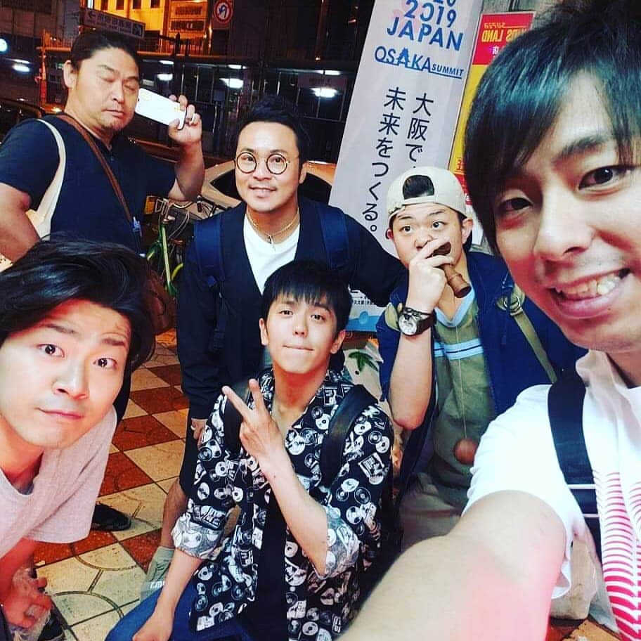 高井俊彦さんのインスタグラム写真 - (高井俊彦Instagram)「【古事記を皆さんに届けたい✨】 日本古来の書物『古事記』✋ それを分かりやすく解説した本を書いた荒川祐二さん‼️ その本をもっと多くの皆さんに届けたいという思いを作家徳田さんと私が受けて一昨年から始まったプロジェクト『八百万の神喜劇』🎶 去年のイザナミ・イザナギ編を経て、今年はアマテラス編😃✌️ ６／１５横浜公演に向けて、昨夜も稽古でしたー。  ずっと稽古中笑ってたわ⤴️⤴️⤴️ 早く皆さんに届けたいです👍」6月9日 10時03分 - takai_toshihiko