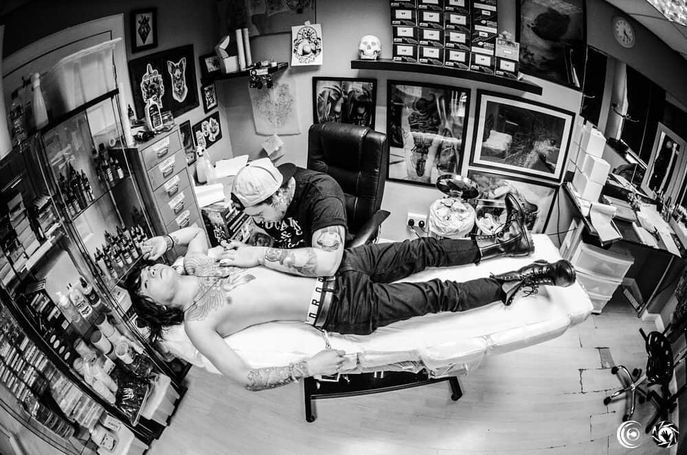 Julen Esteban-Pretelのインスタグラム：「#throwback: There is lots of idle time during a tour, so some bands use it to get inked, as did @tatsucrossfaith of @crossfaithjapan in Glasgow during the Kerrang! Tour #TOURDREAMS #julenphoto #crossfaith  Shot with @nikonjp: Nikon D7000, Nikkor DX 10.5mm f/2.8, ISO1600, 10.5mm 1/200s at f/2.8, no flash #nikon #nikonjp #clubnikonjapan」