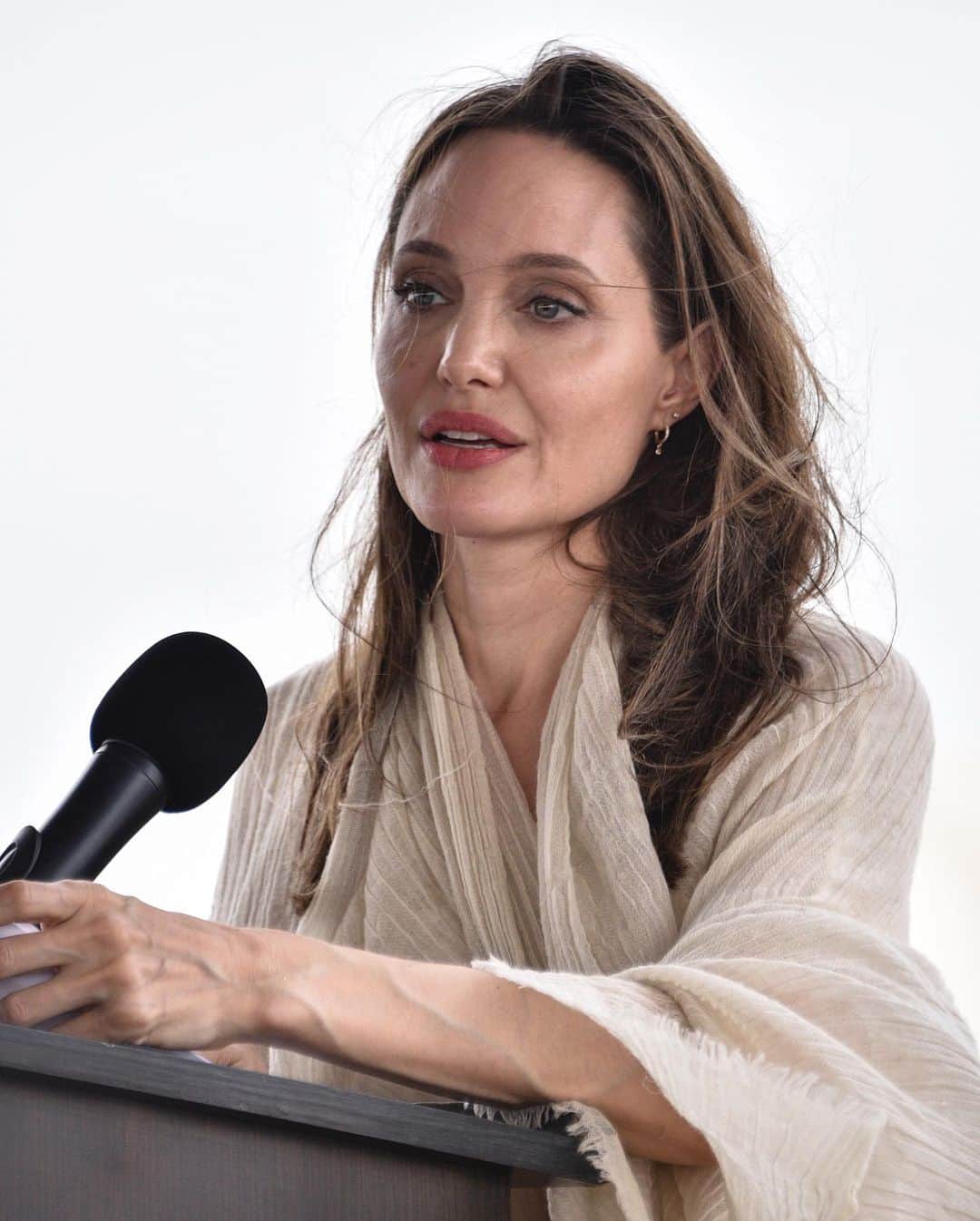 Just Jaredさんのインスタグラム写真 - (Just JaredInstagram)「Angelina Jolie spends the day meeting with kids at a refugee camp at the Venezuela/Colombia border.  #AngelinaJolie Photos: Getty」6月9日 10時14分 - justjared