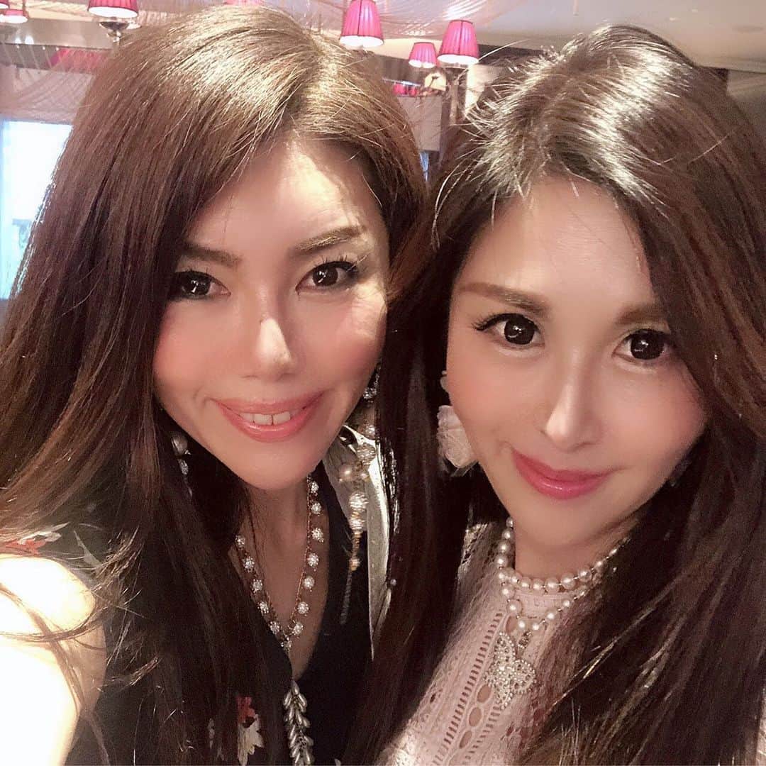 越野矢素子さんのインスタグラム写真 - (越野矢素子Instagram)「ミセスミズアースJAPANナショナルディレクターのかおるさんが東京から来て下さり、西日本のランチ会がセントレジスホテル大阪で開催されました。 サプライズで私のお誕生日のお祝いも皆さんにして頂き感動致しました✨  @stregisosaka  #ミズアースグランプリ #ミセスミズジャパンアース #ミセスミズジャパンアース西日本大会 #mrsmsearth」6月9日 10時11分 - loversyaso
