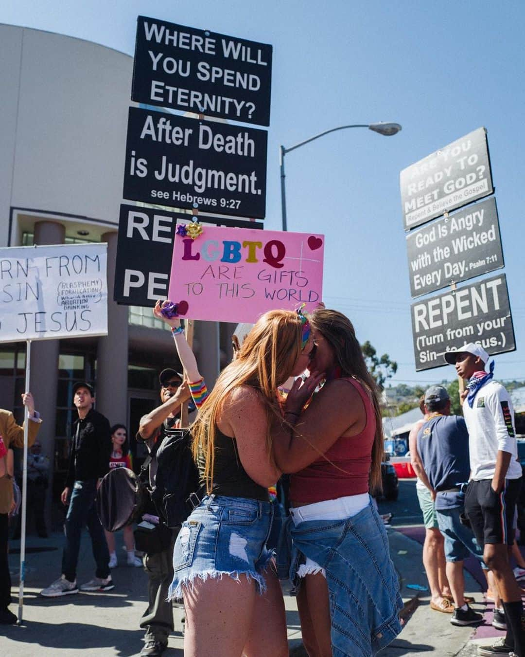 キーガン・アレンさんのインスタグラム写真 - (キーガン・アレンInstagram)「Took some photos of #pride today. Love to all🏳️‍🌈 check out some more @thisforeverland」6月9日 10時24分 - keeoone