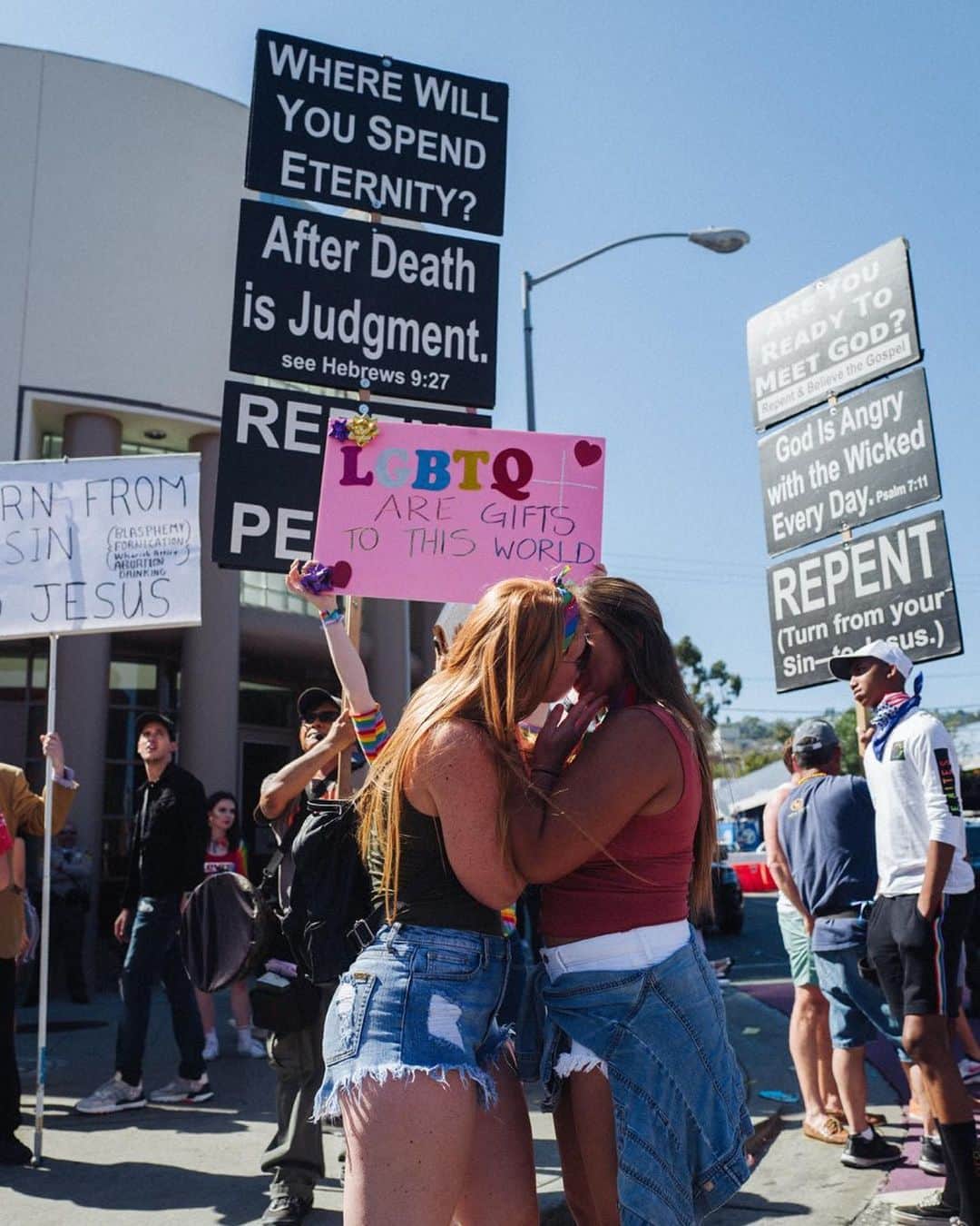 キーガン・アレンのインスタグラム：「Took some photos of #pride today. Love to all🏳️‍🌈 check out some more @thisforeverland」