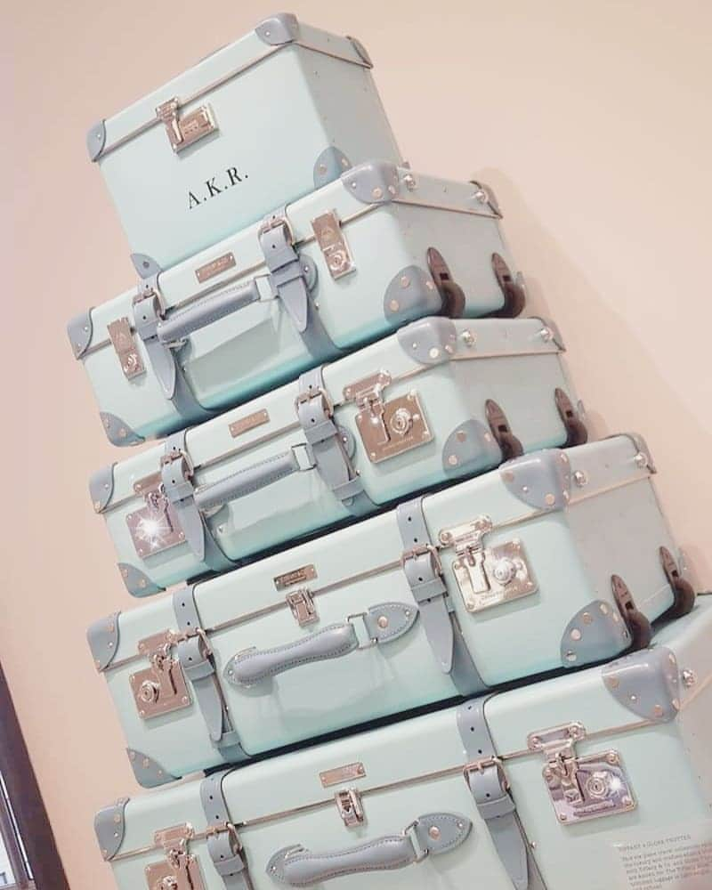 ジェシカ・ヴィルさんのインスタグラム写真 - (ジェシカ・ヴィルInstagram)「How lovely are these #Tiffany suitcases? ♡ I would love to have an over-the-top suitcase set like this but I'm so afraid it'll get stolen at the airport! Does anyone else have the same fear? 🙈」6月9日 10時26分 - jbunzie