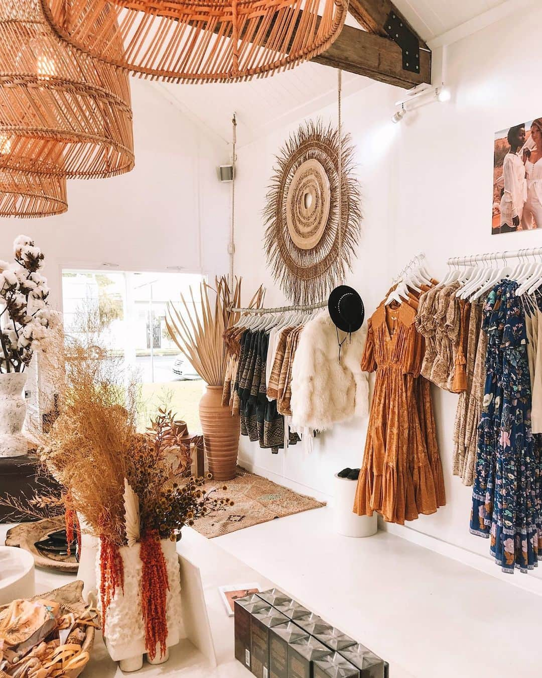 SPELLさんのインスタグラム写真 - (SPELLInstagram)「Our beautiful boutique open 10-5 daily 🌾 we just love our @weaving_nature wall hanging that was put up for Lioness! Purrrfffect for this collection 🔆」6月9日 10時26分 - spell