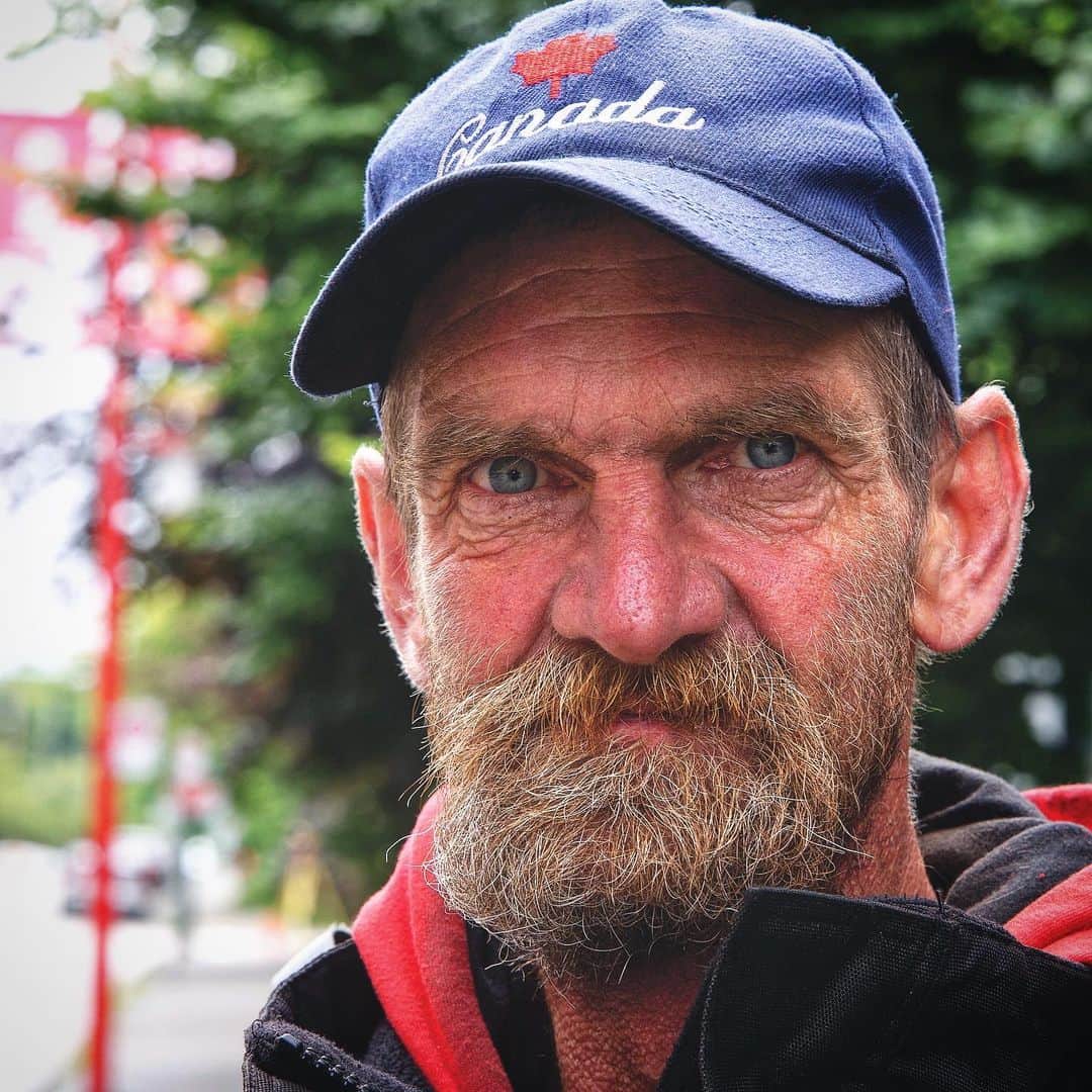 ユージン・バードのインスタグラム：「Jeff | Eyes Tell The Story • • I met Jeff while I was taking a tour of Chinatown Vancouver. My first foray into #streetphotography. My anxiety and social awareness usually keep me from doing this but I decided why not...time to do what I fear (shoutout @travisjensen for pushing me to do it). I was walking across the street when he saw me looking at something to capture with my lens. He asks me “Looking for Jimi Hendrix’ grandmother’s house?” I said no but he was insistent that I check it out. So I followed. Jeff proceeded to give me the rundown of the area and what transpired there. Jeff was cordial, nice, informative and generally a nice dude (except for moment where he got too comfortable with how he told me about black people that were in Hogan’s Alley. I had to check him quick. He apologized and we kept it pushing). He didn’t talk to me about his life. He said that’s a longer story then the tour. I said ok. After the quick tour, I asked Jeff if I could take his pic. This is what I got. Gave him some money for some food and we parted ways. He said “Find me next time. I’ll tell ya”. Jeff has seen some things. I’ll probably find out next time. #byrdtography #sonya7iii #traveling #inmybag #lookintohiseyes」