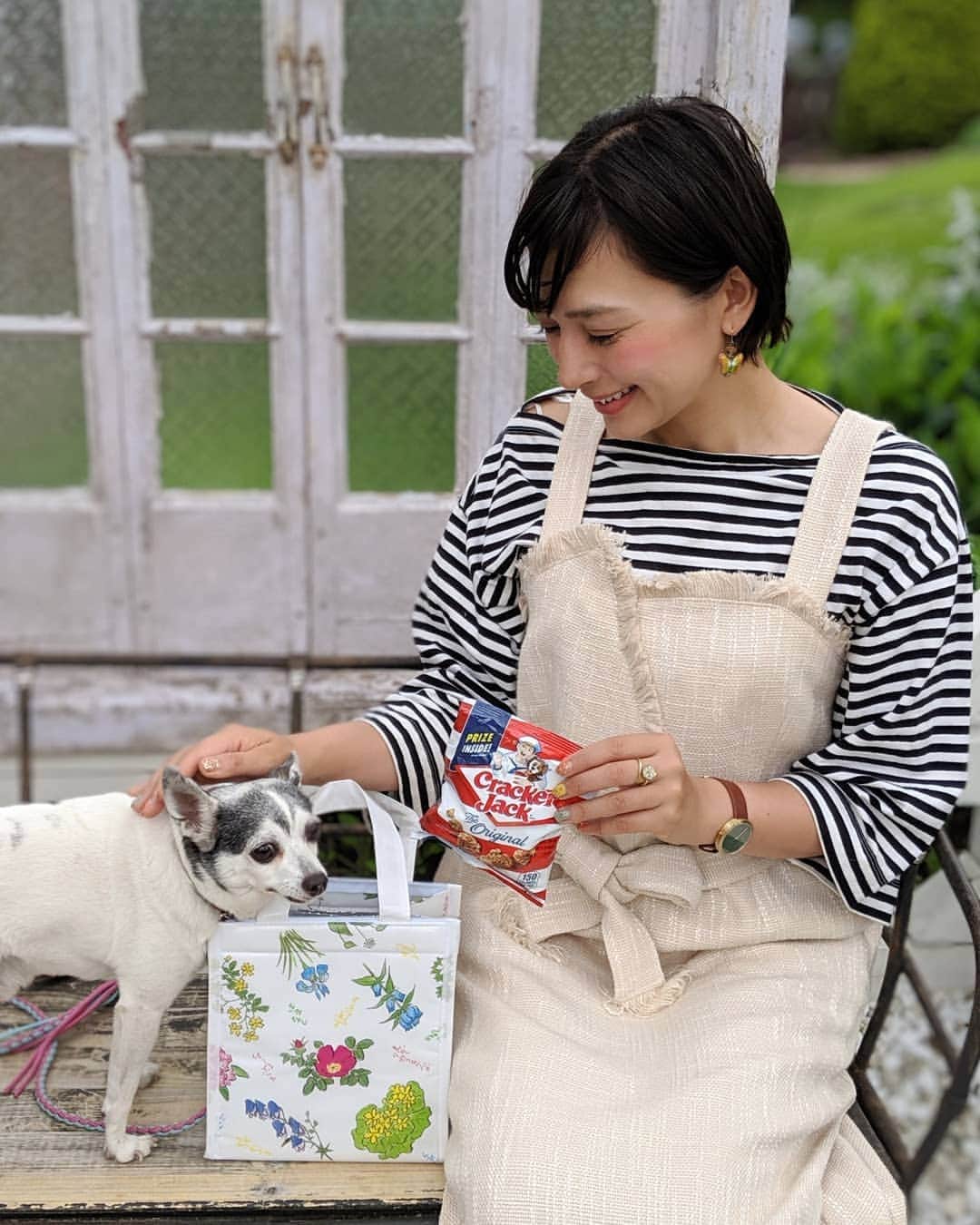 芳美リンさんのインスタグラム写真 - (芳美リンInstagram)「愛犬トイ🐶とお出かけ。  保冷バッグの中には私のおやつと、トイの鶏肉。笑  これ、6月10日発売の、雑誌クロワッサン999号記念の付録なんです✨  これからのアウトドアシーズンにぴったりのオマケですね♥  皆様は何を入れてお出かけしたいですか？✨ @croissant.mag #雑誌クロワッサン#六花亭#保冷バッグ#付録#雑誌クロワッサン999号#Supported #ピクニック#アウトドア#アウトドア女子#犬のいる暮らし #雑誌クロワッサン @croissant.mag」6月9日 10時34分 - lynn.lynn5