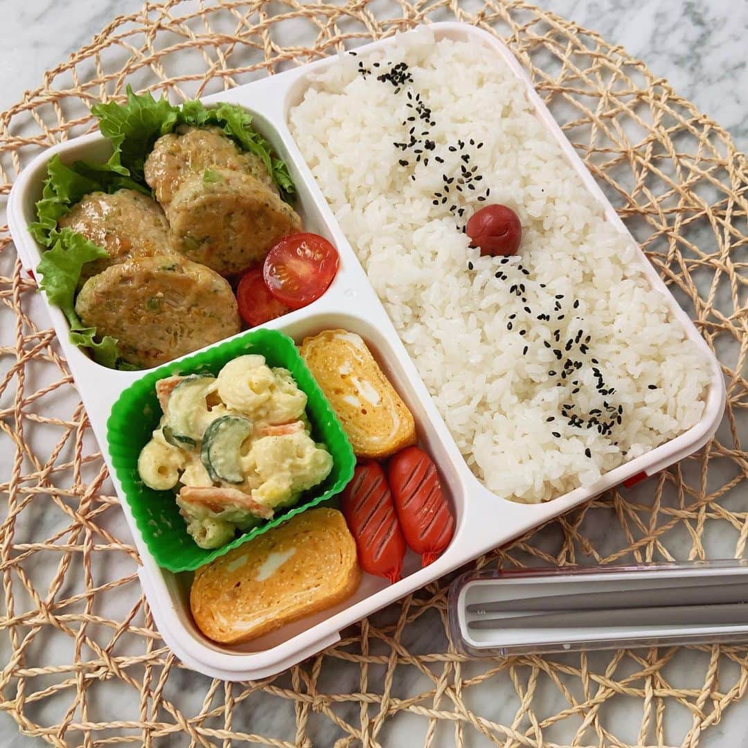 本田しおりのインスタグラム：「#今日のお弁当  #白菜とブロッコリー🥦入り鶏つくね皮なし餃子 #マカロニサラダ#明太子入りだし巻き卵#赤ウインナー#子持ち昆布おにぎり🍙  #お弁当 #本田弁当 #旦那さん弁当 #神ちゃん弁当 #神弁」