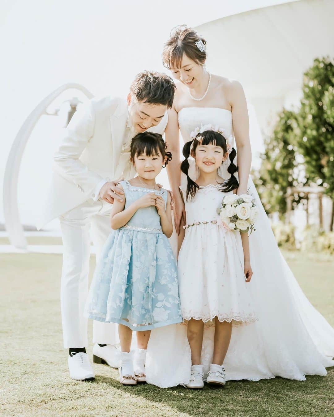 ARLUIS WEDDINGさんのインスタグラム写真 - (ARLUIS WEDDINGInstagram)「. フラワーガールの天使たち👨‍👩‍👧‍👦💗 お花をバージンロードにまくことで、 花嫁が通る道を清めてくれるという言い伝えがあるんですよ👗꙳ とっても素敵ですね。 . ——————. #arluiswedding Area：#OKINAWA  Chapel：#SHIROnoKYOUKAI —————— . . アールイズウエディングでは、  結婚式当日はもちろん、  おふたりのリゾートステイをご提案♥  風までも、思い出になるリゾートウェディングを。 . . #アールイズウエディング  #arluiswedding のハッシュタグをつけて、  投稿・発信してくださいね✈︎ 公式IGでリグラムさせていただきます✨. >>> @arluiswedding . —————— . #白の教会 #フクギ並木#ふくぎ並木 #エメラルドビーチ #フラワーガール − #resortwedding #beachwedding #海外ウェディング #リゾートウエディング #沖縄ウエディング #沖縄挙式 − #ロケーションフォト #ロケフォト #ビーチフォト − #沖縄 − #weddingphoto #photowedding − #プレ花嫁#結婚式#家族婚 #卒花 #結婚式の思い出にひたる会 #プレ花嫁さんと繋がりたい #プラコレ」6月9日 10時41分 - arluiswedding