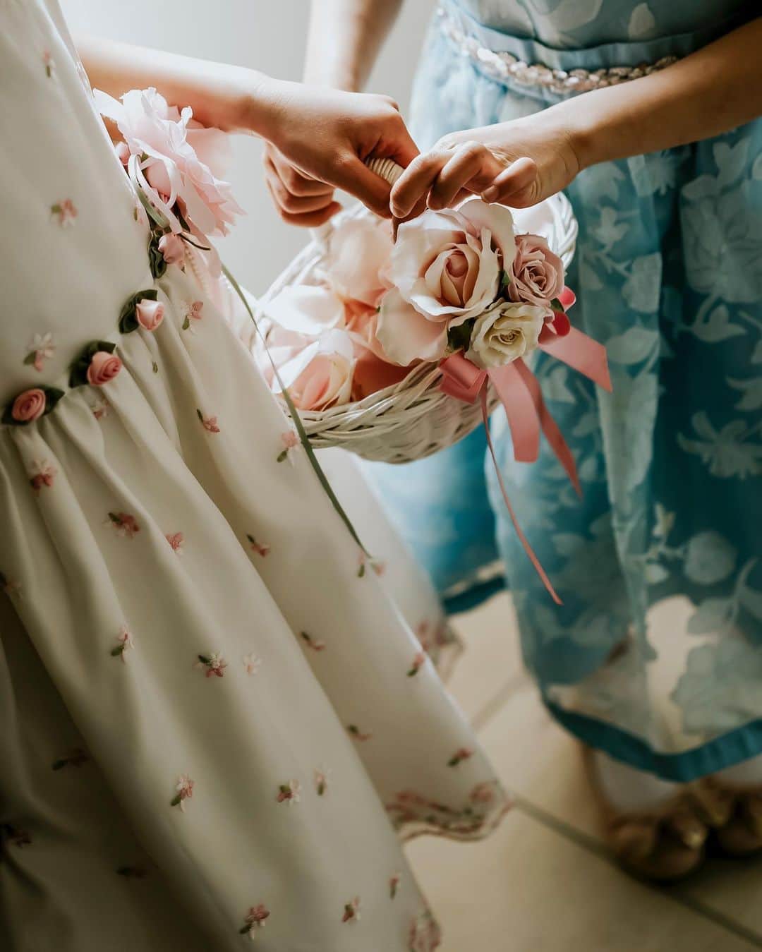 ARLUIS WEDDINGさんのインスタグラム写真 - (ARLUIS WEDDINGInstagram)「. フラワーガールの天使たち👨‍👩‍👧‍👦💗 お花をバージンロードにまくことで、 花嫁が通る道を清めてくれるという言い伝えがあるんですよ👗꙳ とっても素敵ですね。 . ——————. #arluiswedding Area：#OKINAWA  Chapel：#SHIROnoKYOUKAI —————— . . アールイズウエディングでは、  結婚式当日はもちろん、  おふたりのリゾートステイをご提案♥  風までも、思い出になるリゾートウェディングを。 . . #アールイズウエディング  #arluiswedding のハッシュタグをつけて、  投稿・発信してくださいね✈︎ 公式IGでリグラムさせていただきます✨. >>> @arluiswedding . —————— . #白の教会 #フクギ並木#ふくぎ並木 #エメラルドビーチ #フラワーガール − #resortwedding #beachwedding #海外ウェディング #リゾートウエディング #沖縄ウエディング #沖縄挙式 − #ロケーションフォト #ロケフォト #ビーチフォト − #沖縄 − #weddingphoto #photowedding − #プレ花嫁#結婚式#家族婚 #卒花 #結婚式の思い出にひたる会 #プレ花嫁さんと繋がりたい #プラコレ」6月9日 10時41分 - arluiswedding