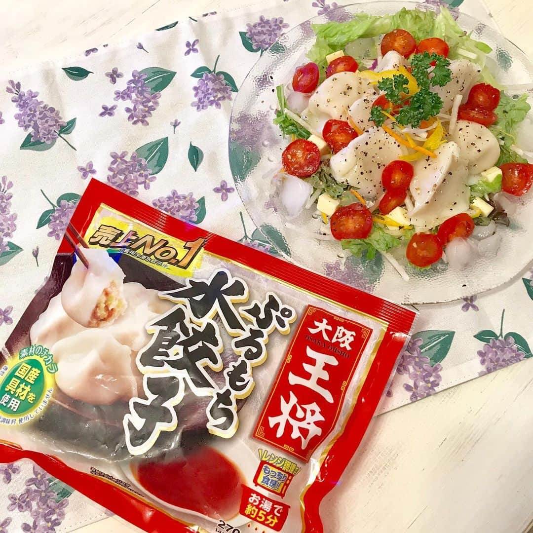 中道あすかさんのインスタグラム写真 - (中道あすかInstagram)「#おうちごはん 夏レシピ 🍧 昨日の#ランチ は、 冷蔵庫にあるモノで、即席#アレンジレシピ 🌸 . . お腹にたまるけど、ヘルシーで食べやすい、 #水餃子 の簡単料理を作ってみました☺️💓 . . レシピはこんな感じです☺️🍽 ↓ ↓ ↓ 【カプレーゼ風 イタリアン水餃子🥟】 ①#サラダ をお皿に盛る。 ②その上に、氷水で冷やした水餃子をおく。 ③トマトとチーズをのせる。 ④レモン汁をかける。 ⑤オリーブオイルをかける。 ⑥レモンペッパー（塩・コショウなどでも可）をふりかける。 . . 以上ですっ😊✨ . .  めちゃくちゃ簡単なんですが、水餃子のつるん感と野菜のシャキシャキに、 チーズとオリーブオイルの相性がバッチリ👌で、 . 夏感たっぷりの1品になりました🌴✨ . . 私はひと手間加えて、 水餃子を冷やした時に使った氷を、 ブレンダーで少し粉砕して、 最後、お皿に一緒に盛り付けました🍧❤️ . . .  ちなみに、今回ブルーチーズ入りのモノを使いましたが、 子供用のはナチュラルチーズで作りましたよ〜☺️ . そこらへんは、お好みで❣️ . . .  あと、水餃子は#大阪王将 の#ぷるもち水餃子 を 使いましたっ☺️💓 @osakaohsho_japan . . コレは、美味しすぎて、 我が家の定番品で常にストックあります！ . . #冷凍食品 なんだけど、 もちもち、つるつる感がほんと凄くて、 1度食べたら絶対ファンになる美味しさなので、 めちゃくちゃオススメです‼️‼️ . . しかも、この水餃子は、 水で冷やしても、固くならないから 夏レシピにめっちゃ使えるんですよね☺️✨ . . .  ほんとね、、、 大阪王将の#冷食 は、 クオリティ高すぎる‼️‼️😆😆❤️❤️❤️ . . 水餃子以外にも、羽根つきき餃子や、 焼き小籠包も良く買っていて、 以前私のブログでも紹介したら、 Amebaニュースに取り上げられました🤣🙏✨ . . とにかくそれくらい、美味しいし、 忙しくても、焼くだけだったり、レンチンするだけだったりするので、 . #子育て で忙しい#ママ さんにも ほんとおすすめです☺️❤️ . . 冷食をそのまま食卓に並べるのが抵抗ある人は、 picみたいにちょっとだけアレンジしてから 出すのも良いかと思います☺️❤️ . . .  #大阪王将 #osakaohsho #水餃子 #大阪王将ぷるもち水餃子 #時短レシピ#レシピ#今日のランチ#今日の晩御飯#晩ご飯#夕飯#主婦#foodstagram#instafood#美味しい#イタリアン#中華料理#簡単レシピ#ダイエット#ダイエットレシピ#ヘルシー料理」6月9日 10時43分 - asuroom