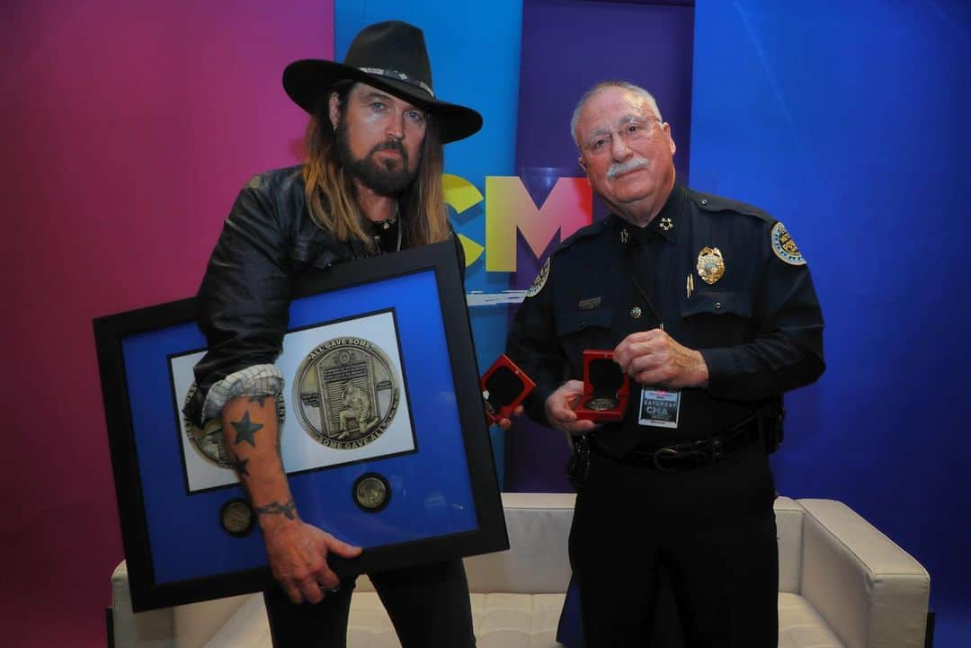 ビリー・レイ・サイラスさんのインスタグラム写真 - (ビリー・レイ・サイラスInstagram)「What a sacred start to the night. Thank you Metro and Police Chief Steve Anderson for presenting me the Chief’s Coin, with the inscription “All Gave Some, Some Gave All” in remembrance of those who made the ultimate sacrifice. 📷:@dkupish」6月9日 10時43分 - billyraycyrus