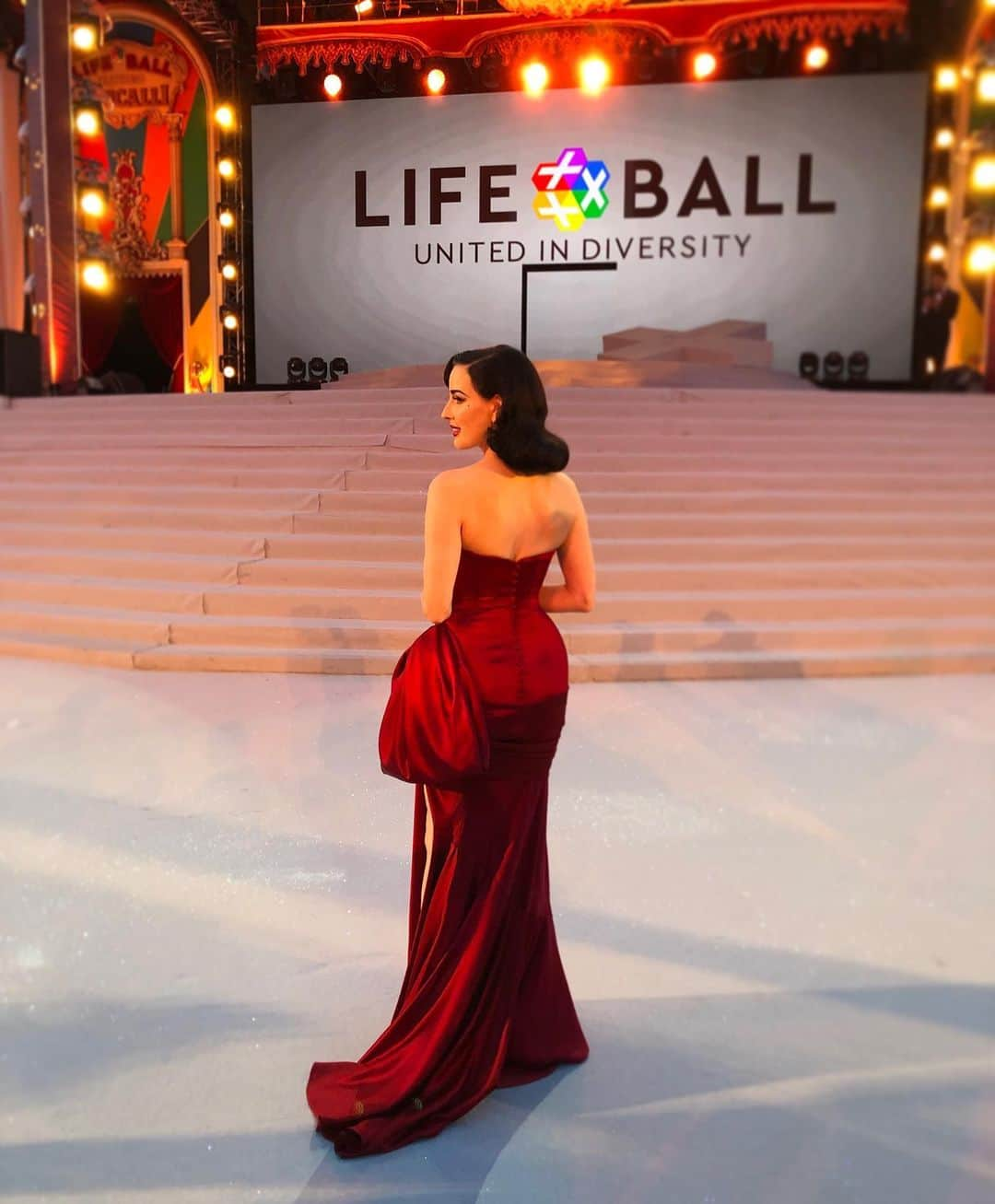 ディタ・フォン・ティースさんのインスタグラム写真 - (ディタ・フォン・ティースInstagram)「Grateful to have been here  @lifeball_official tonight to celebrate life, and fight HIV. Thank you to @lenahoschek and her team for making this dress for me especially for tonight, in tribute to #LifeBall and all it’s achieved over the years in the fight against AIDS. #lifeball #lifeball2019 #unitedindiversity #knowyourstatus  #celebratinglife」6月9日 10時44分 - ditavonteese