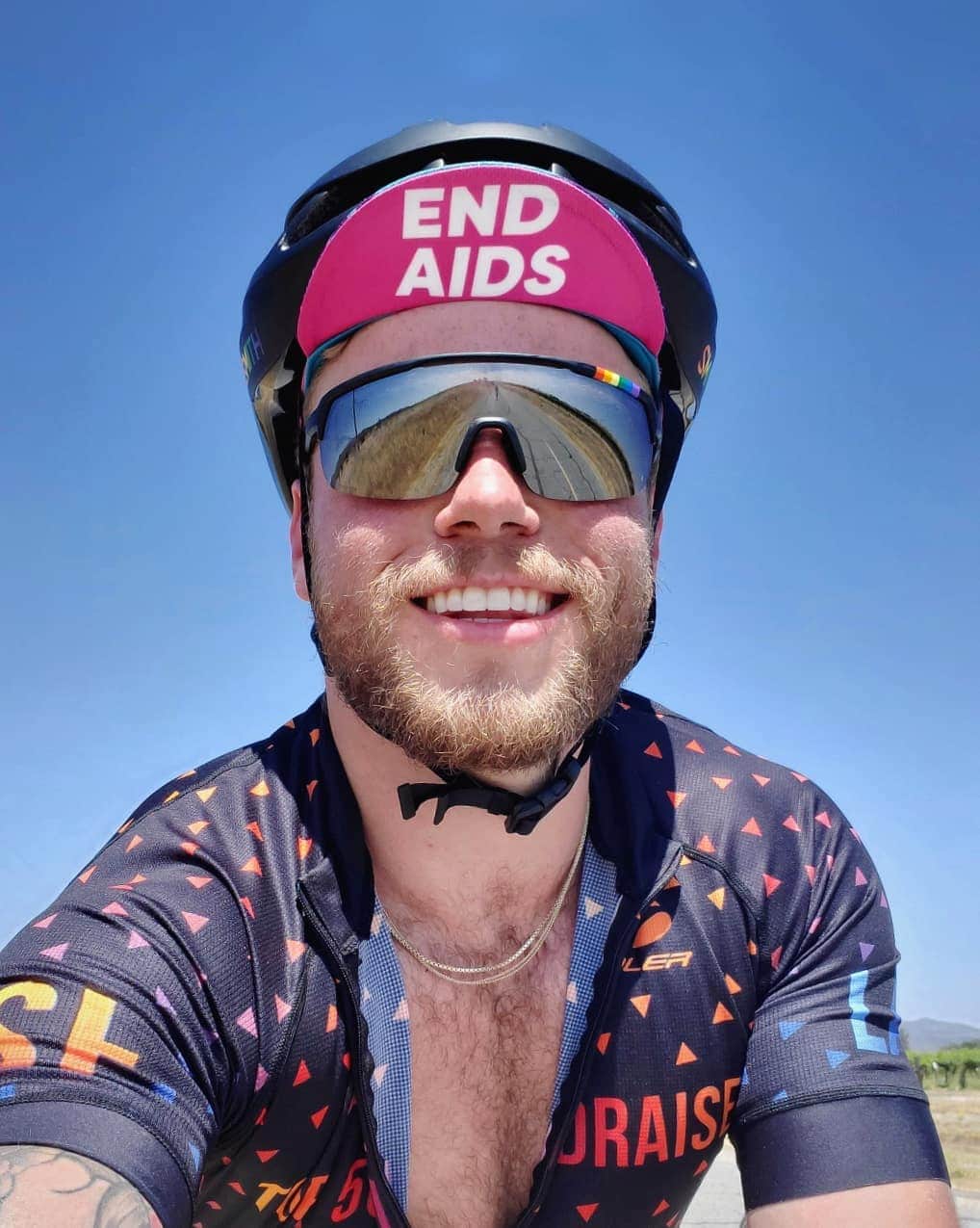ガス・ケンワージーのインスタグラム：「It's hard to put into words what this past week has meant to me but it was quite a journey, both physically and emotionally. By the end of day two I was questioning why I ever even signed up. I was tired, my legs ached, I was bored out of my mind and all I wanted was for the ride to end. Throughout the week things started to shift though and as we got closer and closer to Los Angeles I began to feel sad that it was coming to an end. The people I met along the way were some of the sweetest, most patient and most generous that I've ever known. Everyone had their own story behind partaking - but on night 6, during a seaside candle-lit vigil commemorating the lives we lost to the AIDS epidemic, it became very clear to me the real reason and importance of our participation. I am so thankful to have been a part of this year's ride and I'm already looking forward to next year's (even if my ass isn't). I pledged to raise $1,000,000 for the cause and although I didn't complete that goal I'm going to participate every year until that dream is realized. If anybody is considering riding next year, I genuinely encourage you to do so. For this year's ALC I've currently raised over $243,000 (although there are still donations that I'm expecting and my page is still open for any of you who want to help!). My efforts exceeded the previous highest fundraiser more than threefold and I am so incredibly thankful to each and every one of you who contributed to that. Whether you donated, posted, shared, commented, bought a product or simply rooted me on, I can't express my gratitude and appreciation enough. I couldn't have done this without you all! I also want to give a special thank you to all the people in all the tiny towns along the route who stood outside with signs and balloons, snacks and music - y'all were truly a sight for sore eyes every single time. ❤️」