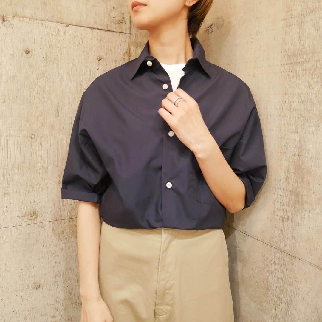 のインスタグラム：「【PICK UP ITEM】 ・ 50年代を髣髴とさせる7分袖シャツを、男性も着用できるようにメンズ仕様にアレンジした MADISONBLUE の定番、人気のJ.BRADLEY SHIRT🕊 ・ ローマの休日でアン王女がジョー・ブラッドリーのシャツを着ていたイメージがもととなっています💐 ・ J.BRADLEY SHIRT ¥31,320- ・ お問い合わせはこちらから ⬇︎⬇︎⬇︎⬇︎ @ann_de_ark '' ・  #MADISONBLUE #madisonblue #マディソンブルー  #summer  #coordinate #fashion  #women  #womenstyle #style #styling #コーデ #コーディネート#ファッション #レディース#ショップ#栃木 #宇都宮#anndeark #arknets」