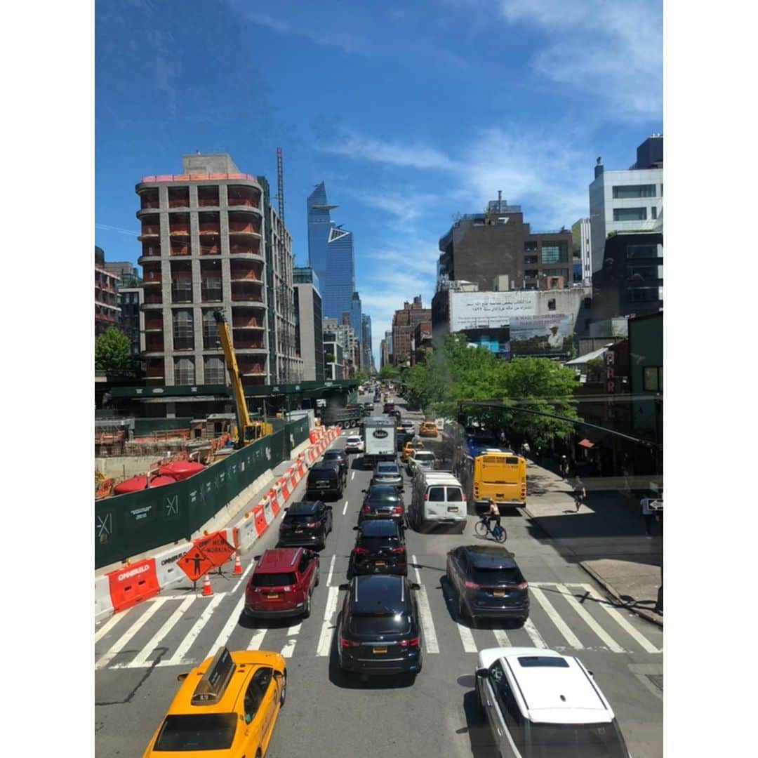 山田優依さんのインスタグラム写真 - (山田優依Instagram)「New York Window🚕 . 代わる代わる観光客が写真を撮る ハイラインのフォトスポット . 昔来た時と比べものにならないくらいの 人の多さにびっくり！ . #UnitedStates #Newyork #highline #family」6月9日 11時00分 - yui_gourmetwalker