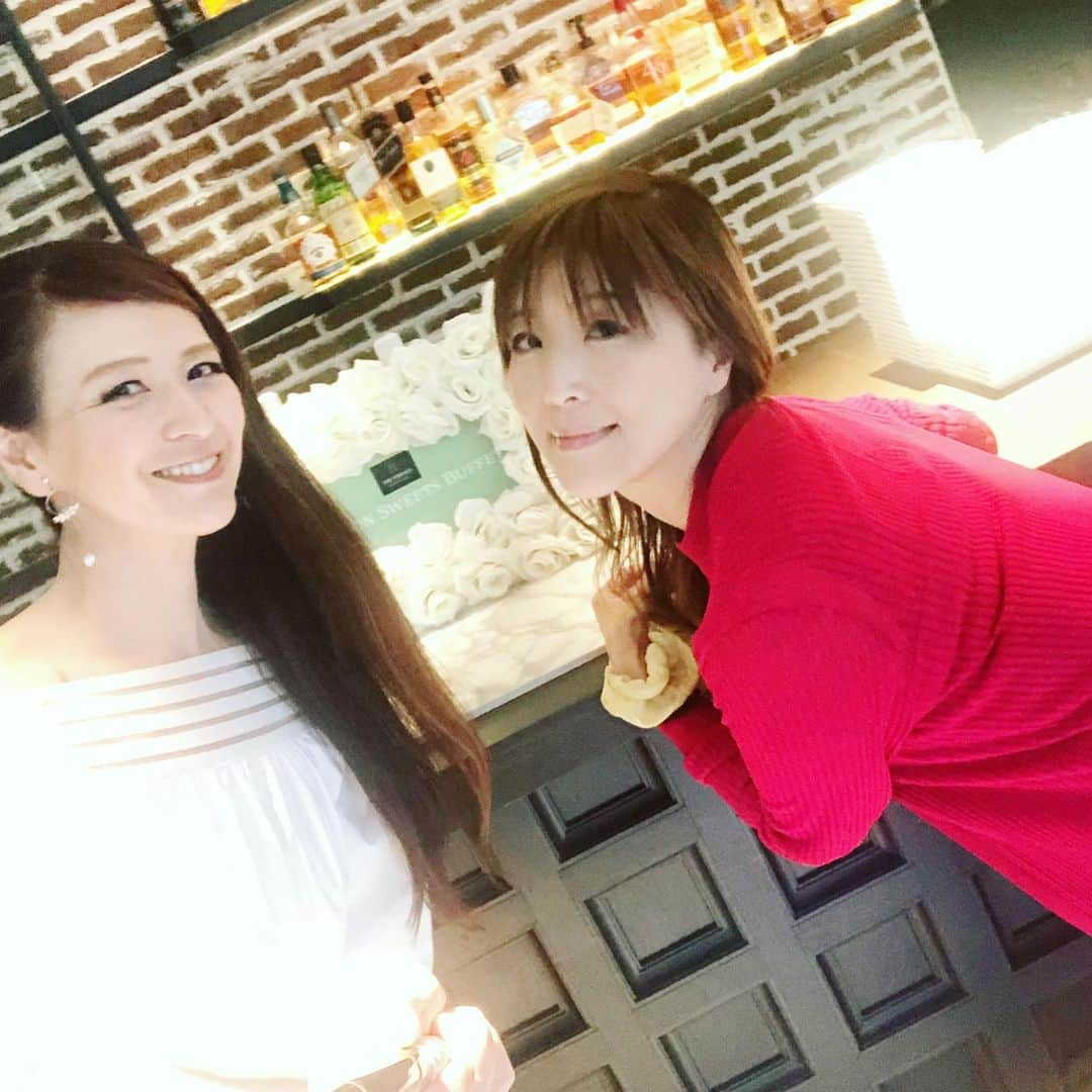 里井真由美さんのインスタグラム写真 - (里井真由美Instagram)「6/6メロンの日🍈から始まった「メロンスイーツビュッフェ」 ・ ・ 🍈茨城県 鉾田(ほこた)メロンづくし〜 緑とオレンジの2色メロン🍈🍈💚🧡 →3枚め)メロンのふわふわドーム型したメロンショートケーキ🍈 ・ ・ 4枚め)お友達が切ってくれました。途中、ふわふわぷるぷるさせてるのかなぁ〜と思ったら、懸命にナイフを抜こうとしてたっぽい。笑 😅😆❤️ 中はオレンジ色のメロンスポンジです🍈🧡 ・ ・ ちびっこメロンショートケーキもいます。 メロンタルトやロールケーキも🍈 ・ ・ こちらは、グリーンカレーやフォー、サラダもおいしくて、お食事が充実💚 ・ ・ 甘いスイーツビュッフェって、合いの手で塩っぱいもの食べると よりおいしく感じるんですけど、 ・ ・ 揚げたてのポテトとチキンがあってね(←大好物です)なんかメインディッシュのように食べちゃいました。笑 気付けばお友達もカレーおかわりしてたよ。笑 ・ ・ お洒落で表参道駅すぐの利便良し @stringsomotesandoh  ストリングス表参道の 「DUMBOダンボ」です。 ・ ・ 私たちはプレスで伺ったのですが、すでに大人気で、、6月末までの開催はすでに満席みたい😭🍈💚 ・ ・  7月以降の企画が楽しみ✨🙌 ・ ・ #メロンビュッフェ#ストリングス表参道 #ダンボ#鉾田メロン#メロン#スイーツビュッフェ#1級フードアナリスト里井真由美 #ありが糖運動  #里井真由美」6月9日 11時05分 - mayumi.satoi