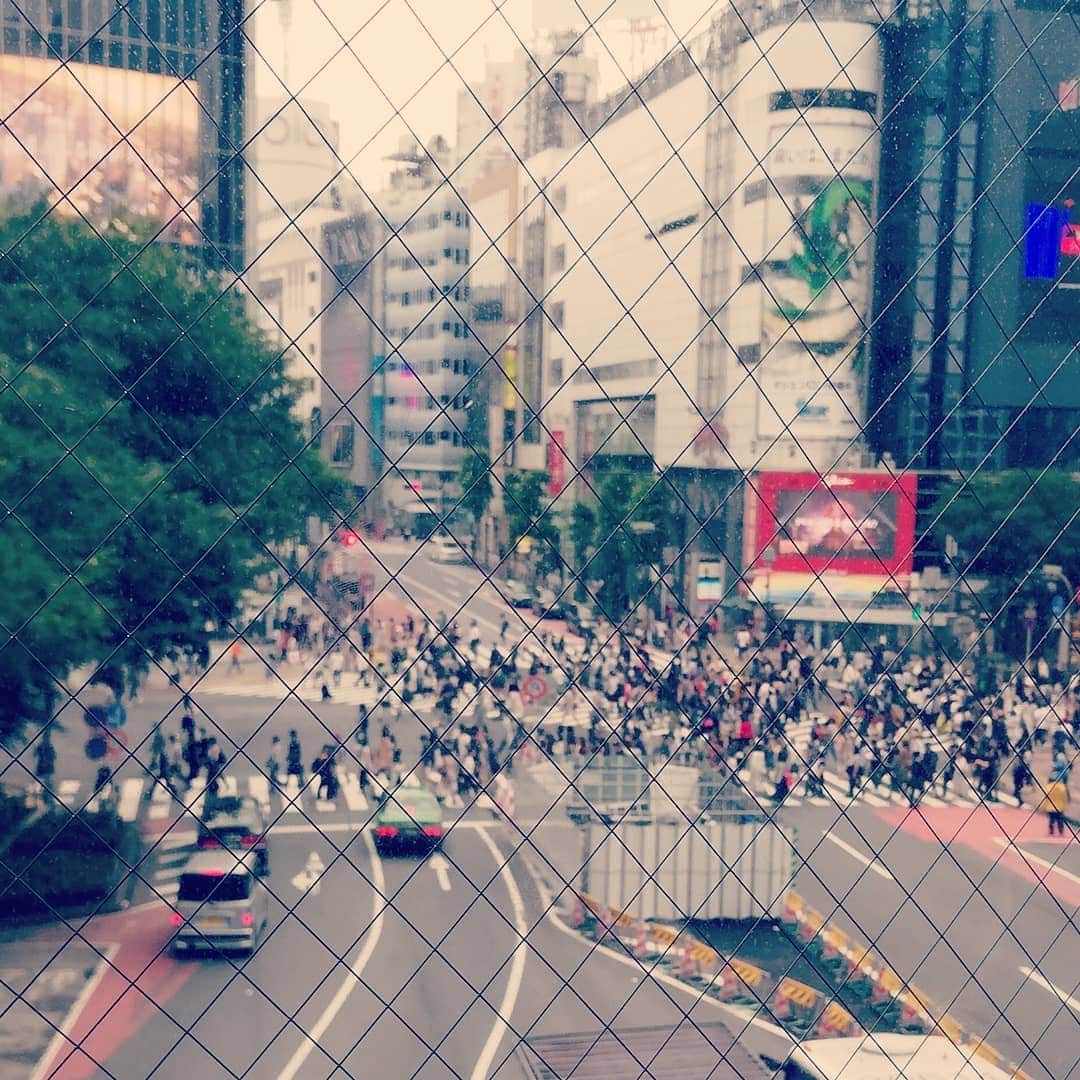 松本隆博のインスタグラム：「。 渋谷の街がどんどん 人が少なくなってる 気がする。 気のせいならいいんだ けど。。」