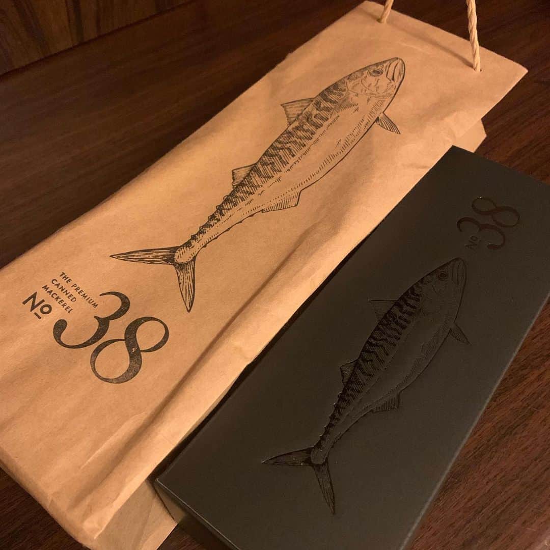のインスタグラム：「オリジナル #サバ缶 を頂きました(o^^o)♪ こだわりが詰まった #オシャレ #鯖缶  好評につき、販売中↓ http://www.no-38.com/  数々のメディアに取り上げられたり、 アイドルとのコラボまで🤣  今後の展開も楽しみです☆  1日で17000歩以上歩いた大阪出張… ※突然の連絡、ごめんなさい🙇‍♀️ ※顔出せてない、ご連絡できてない皆さま  ごめんなさい💦  面白い企画、色々聞けて、刺激強め。 次は大阪いつかなー。  #osaka #businesstrip #saba #38 #casting」