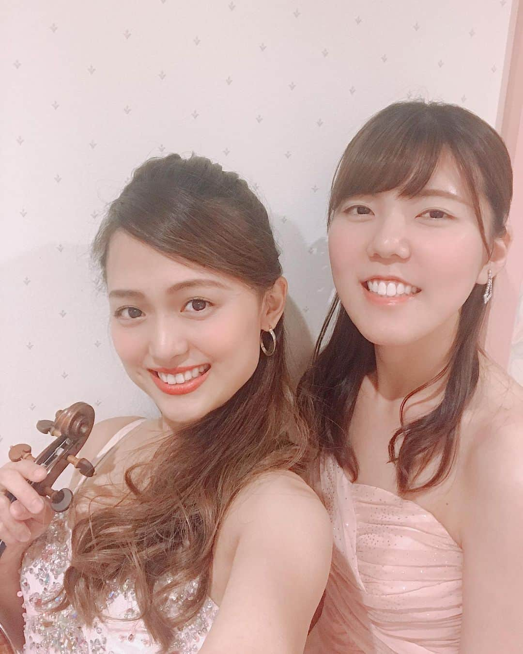 苅谷なつみさんのインスタグラム写真 - (苅谷なつみInstagram)「. 昨夜は素敵な会で演奏させていただきました💖😋🎻✨ . 今日はまた雨ですが今日も1日頑張りましょう‼️ 私はいっちょホットケーキでも焼いて🥞💕、今日は結婚式で演奏させていただいてきまっす🏃‍♀️👍 . #衣李さん #ありがとうございます♡ #ヴァイオリニスト #休日 #ホットケーキ #結婚式 #披露宴 #生演奏 #苅谷なつみ #violinist #dress #pink #wedding #hair #instagram #instagood」6月9日 11時14分 - natsumi_kariya