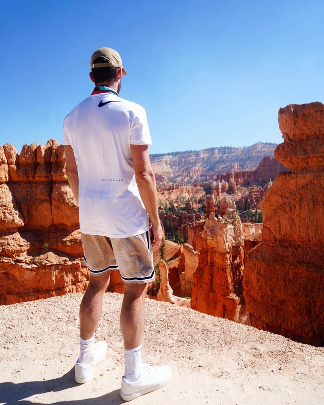 ケビン・ラブさんのインスタグラム写真 - (ケビン・ラブInstagram)「Another Day+Another View.  The “hoodoos” of Bryce Canyon National Park—A legend of the Paiute Indians claims the colorful hoodoos are ancient "Legend People" who were turned to stone as punishment for bad deeds. #themoreyouknow 🏜🏜🏜」6月9日 11時25分 - kevinlove