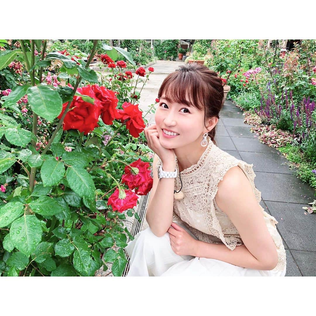 津田麻莉奈さんのインスタグラム写真 - (津田麻莉奈Instagram)「ただいま、ロケ中〜🏇💕 レースのトップスは @tocco_closet ✨ 白が気に入りすぎて、色違いのベージュもプレスルームでオーダーしました😆 ⁑ この後もがんばるばい✊ ⁑ #ロケ  #撮影  #tokyoracecourse  #flowerstagram  #東京競馬場 #府中 #競馬 #競馬好き #ローズガーデン  #薔薇 #バラ#rose  #umajo#rosegarden  #toccocloset #flowers #ootd #レーストップス  #まりなる #津田麻莉奈」6月9日 11時16分 - tsudamarinal