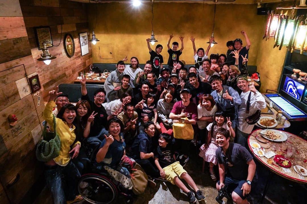 安床武士のインスタグラム：「Keep on moving!! Me and my wife move to Kobe→Tokyo for more challenges🔥 We have a great supporters on our back🙏 昨日はサプライズ送別会をして頂きました！本当全く予想していなかったのでただただ驚き… この夏に神戸から関東に活動拠点を移します！ 書ききれないぐらい色んな思いがありますが、より良い(面白い)未来を作る為の決断です。 もう去年の段階では引っ越す事は妻と話をして決めていました。 せっかく友人が多くできた神戸の街を去るのは妻も本当に寂しいはずですが、周りの事を理解してくれ応援をしてくれて一緒に引っ越しをしてくれる事に感謝の気持ちでいっぱいです。 そして"g"スケートパークの皆にも色々な思いをさせてしまい申し訳ありません…けど、ここから間違いなく発展させていきますので、皆で日本のエクストリームスポーツ界を盛り上げていきましょう！ 関東の皆さん、これから宜しくお願い致します！ スケーターの皆さん、一緒に滑れるの楽しみにしています✨ 何か動いてるプロジェクトがある訳ではなく、引っ越してから色々とアクションを起こす段階ですので、ぜひお力添えを宜しくお願い致します！ 人生一回、挑戦し続けます。応援宜しくお願いします🙏 @goodskates_inc  @usdskates  @canamonroad_japan  @lzbn_official  @papasu1048  #takeshiyasutoko #安床武士 #全く予想してなかったから一瞬何が起こったのか分からず #感謝 #今から家決め #7月中には」