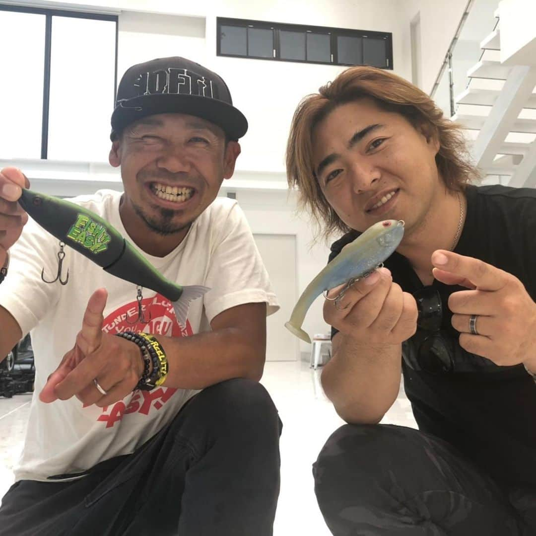 伊豫部健さんのインスタグラム写真 - (伊豫部健Instagram)「スワイプ→  今回のFish it Easyロケでは、ガンクラフト社の平岩さんに何から何までお世話になってきました🤣 平岩さん、普段はめちゃCoolなのにめちゃ笑うしぃ~ 撃曰く、「社長毎日頑張ってる🤣🤣🤣」 もうホントに終始ウケまくりで、笑いっぱなしのロケでした♬♬♬ そんな、平岩さんからFish it Easyカラーのジョイクロをサプライズプレゼント🎁して頂きめちゃくちゃ幸せ❣️ そして、平岩さんと一緒に釣り🎣して、ヘッドボムの鬼飛距離に感動して頂けた事が僕には最高に嬉しく、ヘッドボムのメジャーシャッドカラーを貰って頂け、あり得ない夢のセッションとなりました⭐️ @gancraft_taka  しかも、ロケ後に「明日ヘッドボムで釣ってくるから👍」ときっちり有言実行でデカいのを釣ってくるとこがまたカッコ良すぎる！  色々な事を教えてくださり、撮影も助けて頂き、ホントにこんなに楽しいロケは初めてなくらい笑いまくりでした🤣  皆さん、Fish it Easy vol.7をお楽しみにぃ~  @autogarage_omy @obick_55 @ken_iyobe @sns_hayabusa @shimanofishing_jp @talex_fishing @sunline_japan @ringstar_1889 @10tenfeetunder_kiob @se9rets @gary_international_kk #kiob #iyoken #イヨケン」6月9日 11時17分 - ken_iyobe