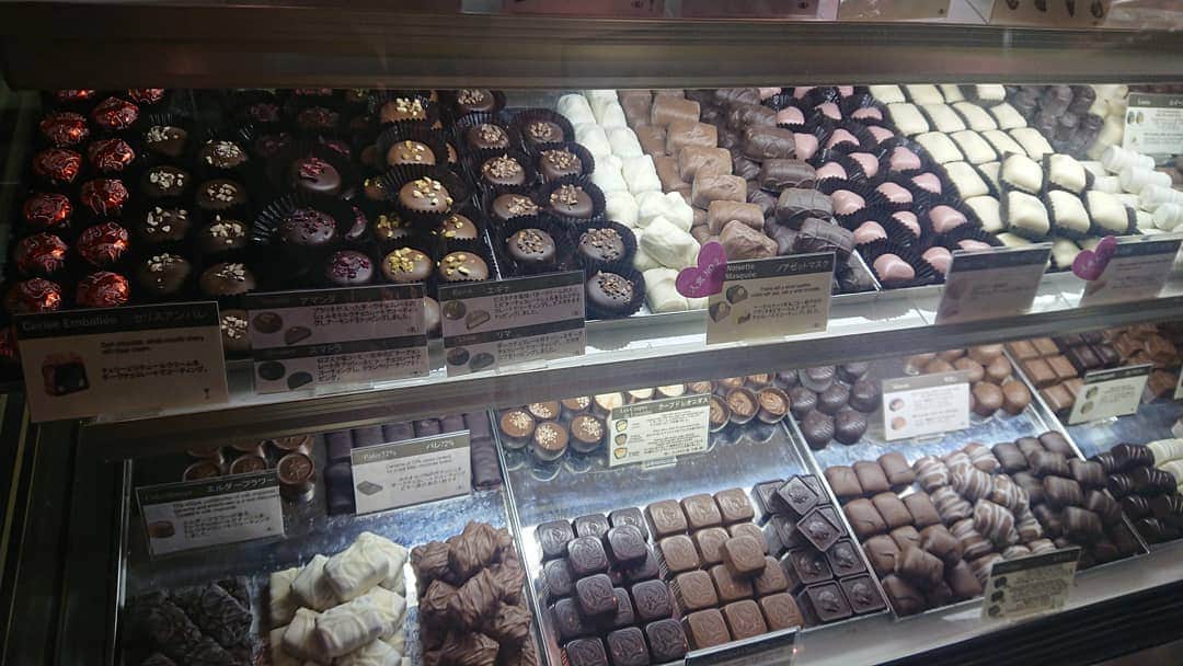 松坂南さんのインスタグラム写真 - (松坂南Instagram)「大好きなチョコレート屋さん。  たまに自分へのご褒美に✨  #love  #chocolate  #leonidas」6月9日 11時17分 - minami_matsuzaka