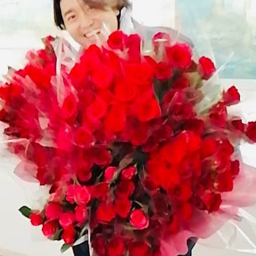 武田双雲さんのインスタグラム写真 - (武田双雲Instagram)「感謝69会場ついたらサプライズプレゼントで薔薇花束約300本！びっくり」6月9日 11時22分 - souun.takeda