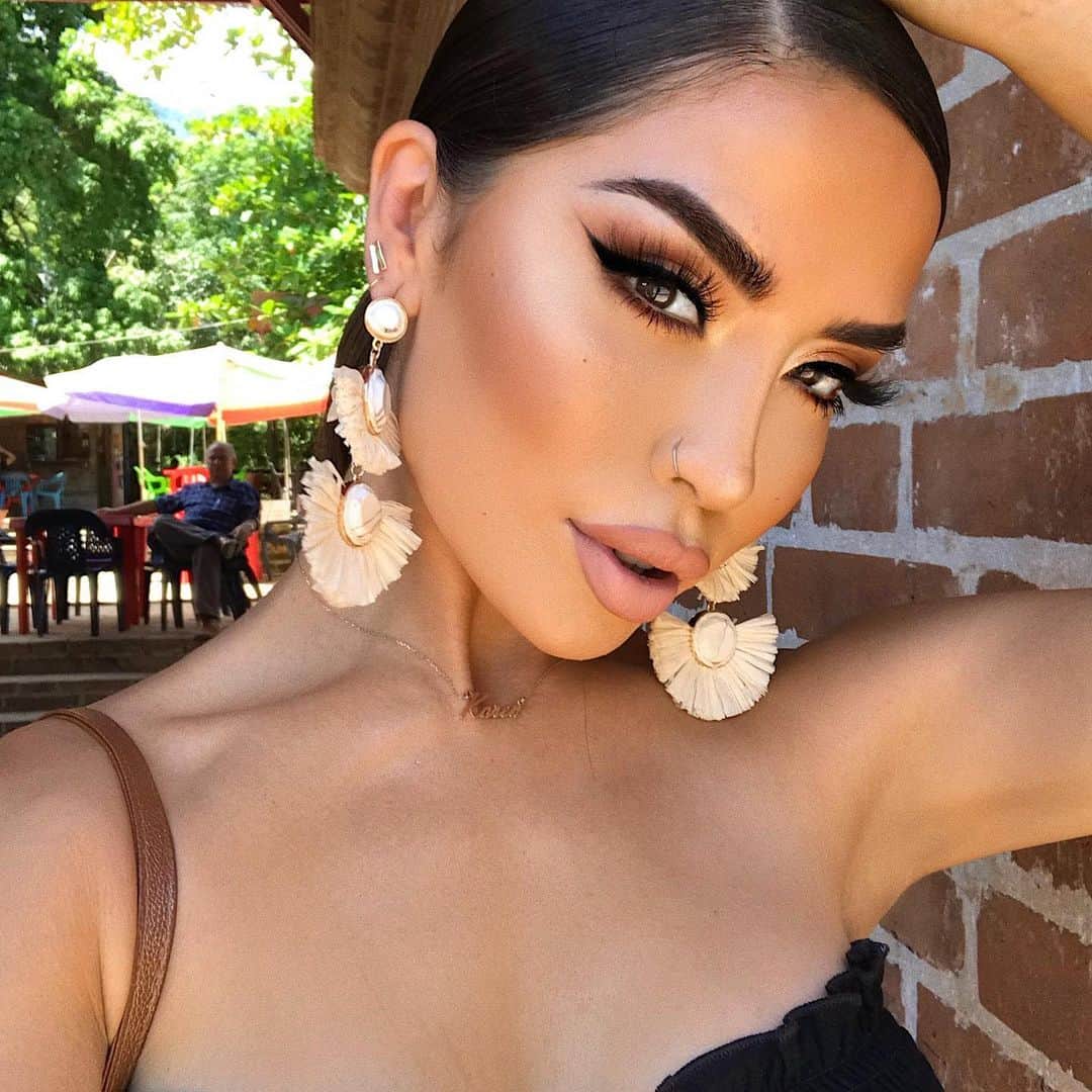 iluvsarahiiさんのインスタグラム写真 - (iluvsarahiiInstagram)「Phewwwww it’s hot out here i wasn’t prepared, thankfully my makeup my stayed in place 🤣 ___________________________________ Earring | @misslolaofficial  Brows | @maybelline Brow Pomade In Dark brown Eyes | @colourpopcosmetics x @makeupshayla Proceed with Caution palette  Lashes | $aucy @baddieblashes  Liquid liner | Caviar Intense Ink @lauramercier  Mascara | Damm Girl @toofaced  Cheeks | Private island bronzer @fentybeauty + Satisfy Blush @urbandecaycosmetics  Skin| @olehenriksen Banana Bright Primer + @narsissist Natural Radiance Foundation in Barcelona  Setting Spray | @urbandecaycosmetics All Nighter  Lips | @doseofcolors Nude Chica + @maccosmetics Whirl Lip Pencil」6月9日 11時23分 - iluvsarahii