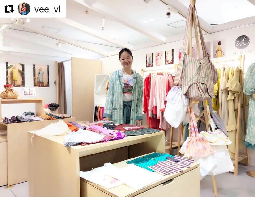 ウィスット・ポンニミットのインスタグラム：「#Repost @vee_vl ・・・ 🇯🇵Warp to Osaka!🇯🇵 無事に阪急うめだに着きましたー！今日はポップアップにいますので是非遊びにきてね。 ・ “ari + VL BY VEE” pop up store at Hankyu Umeda department store starts TODAY!!🎉🎉🎉 ⚫︎会場：阪急うめだ本店　10階うめだスーク中央街区イベント7 @hankyu_souq ⚫︎Date：2019.06.05(Wed)-11(Tue) ⚫︎営業時間： 【Sun-Thu】10:00-20:00 【Fri & Sat】10:00-21:00 【the last day 6/11】10:00-17:00 ・ 🎉Pop up special!! ⚫︎6/7(金)〜8(土): @ari_madeinthailand デザイナーの田辺あゆみさんが在店。 ⚫︎6/9(日)〜10(月): VL BY VEE デザイナーのウィーさんが在店。 この機会にぜひお立ち寄りくださいませ！ #vlbyveespecial #vlbyvee」