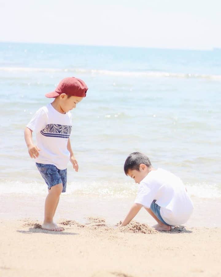 Canon EOS Kiss公式［with Kiss］さんのインスタグラム写真 - (Canon EOS Kiss公式［with Kiss］Instagram)「.@f_kaori1029 さんからの一枚。⠀ 「海のキラキラがとっても綺麗ꕀ ᐝ⠀ 砂浜でひたすら遊びまくる兄弟👨‍❤️‍👨⠀ 遊びも常に全力です◡̈♡笑」⠀ .⠀ ★Kissユーザーの皆さんの写真をご紹介！⠀ .⠀ キヤノンEOS Kissで撮られた写真に⠀ 「 #Kissカメラ 」をつけて投稿いただいた⠀ 皆さまの写真をご紹介します。⠀⠀ .⠀⠀ #eoskiss シリーズの大人気ミラーレスカメラ⠀ 「EOS Kiss M」好評発売中！⠀ .⠀ さらに一眼レフKissの最新モデル⠀ 「EOS Kiss X10」も仲間入り！⠀ .⠀ どちらも充実機能と軽量コンパクトなボディーで、⠀ 快適な撮影を楽しめます。⠀⠀ .⠀⠀ #EOSKissM #EOSKissX10 の詳細は、⠀ 本アカウントのプロフィール（ @with.kiss ）のURLから。⠀⠀ .⠀⠀ #EOSKissM #EOSKissX10 #KissisMyLife #eoskiss #withkiss #キヤノン #canon #eos #kissカメラ #育児 #子育て #親ばか #こども #子供 #写真」6月9日 11時30分 - with.kiss