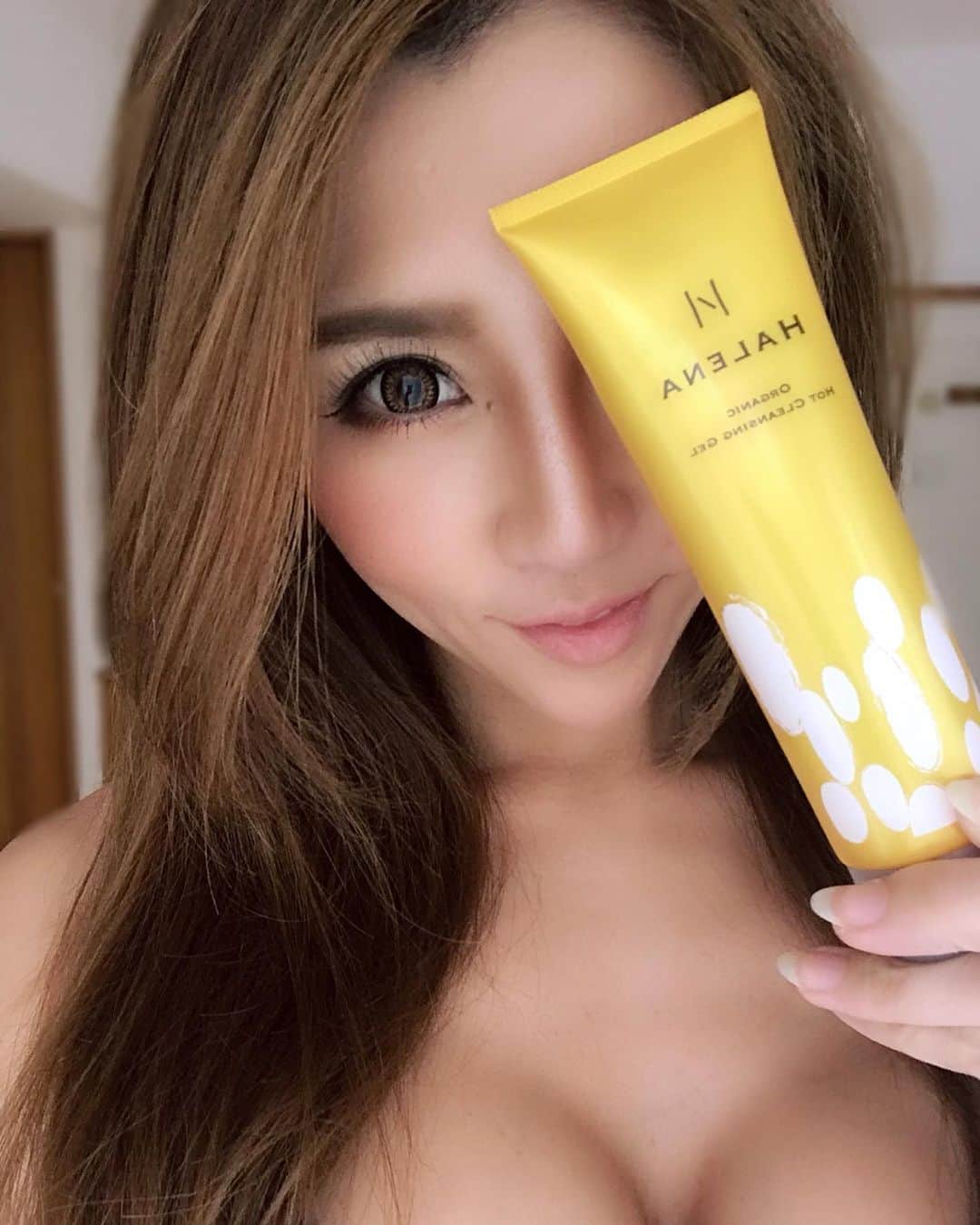 のインスタグラム：「. . DM多かったからこちらでも紹介しておくね💁🏻‍♀️ オーガニックホットクレンジングジェル✨ ▶︎▶︎二枚目 ママさんならご存知かと日焼けどめと蚊除けが一緒に なってるAROBABYと共同開発されたクレンジングジェル❗️ 元々温感クレンジングジェルは色々試して使ってて そろそろ夏前だから毛穴も綺麗にしたいし 温感ジェルだからすごい気持ちよくてエステみたい💖 . FANCLのクレンジングも使ってて３日に一回は この温感クレンジングジェル【HALENA】を使ってる☺️ メイクしないときもクレンジングはしたほうが良いからね🤗 ●マツエク🆗 ●W洗顔不要 ●国産オーガニック ●100%天然由来 ●敏感肌の方にも🆗 . ストーリーのハイライトにURL貼ってあるから 気になる方は是非チェックしてみてね😘 . . #halena #cleansinggel #hot #momlife #beauty #beautylife #sexymom #organic  #ホットクレンジングジェル #オーガニック #ママでも綺麗に #綺麗なママでいたい #アラフォー #アラフォーママ #美活」