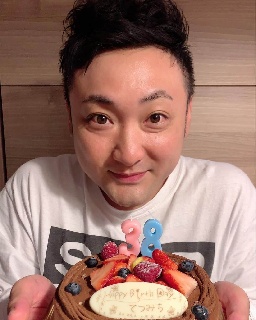 川口徹道さんのインスタグラム写真 - (川口徹道Instagram)「いっぱいの方々にお祝いして頂いたり🎂お祝いメッセージ📩して頂いたりと本当に感謝しております🙇‍♂️🙇‍♂️🙇‍♂️ ありがとうございます😊  38歳もアグレッシブに攻めていきます👊  今後もどうかよろしくお願いします‼️ 兄弟〜🎉 #てつみち #1981年 #6月9日 #38歳 #誕生日 #よしもと #スカブラ #人類皆兄弟 #兄弟」6月9日 11時50分 - tetsumichi0609