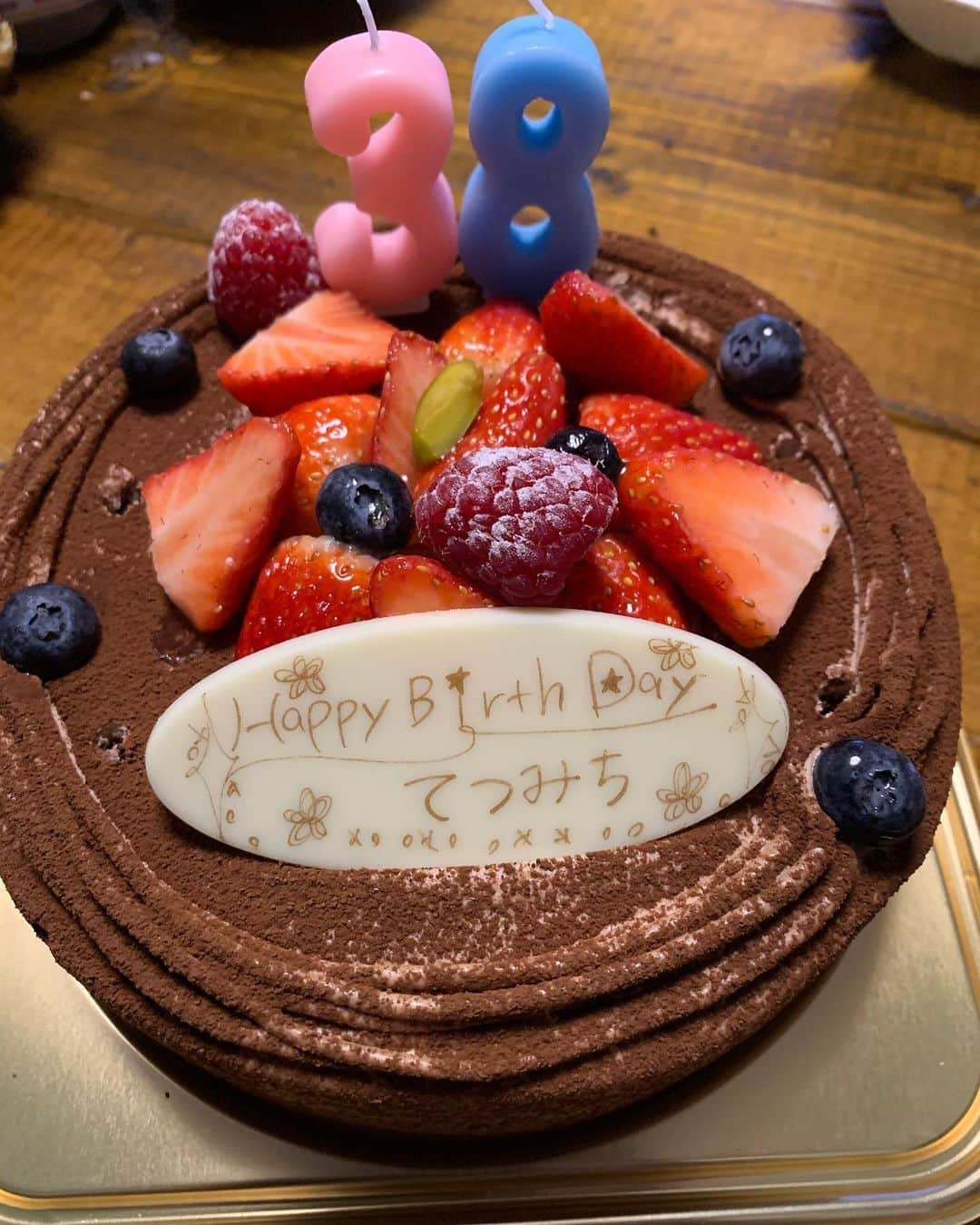 川口徹道さんのインスタグラム写真 - (川口徹道Instagram)「いっぱいの方々にお祝いして頂いたり🎂お祝いメッセージ📩して頂いたりと本当に感謝しております🙇‍♂️🙇‍♂️🙇‍♂️ ありがとうございます😊  38歳もアグレッシブに攻めていきます👊  今後もどうかよろしくお願いします‼️ 兄弟〜🎉 #てつみち #1981年 #6月9日 #38歳 #誕生日 #よしもと #スカブラ #人類皆兄弟 #兄弟」6月9日 11時50分 - tetsumichi0609