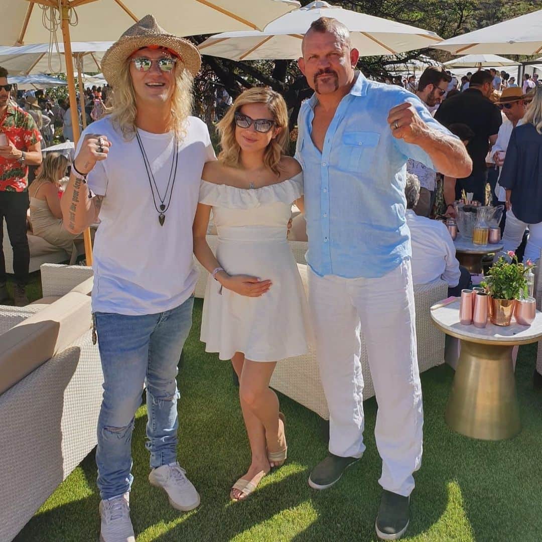 チャチー・ゴンザレスのインスタグラム：「Baby’s already got the best protection in town!! Fun day of sunshine and being the only sober person at @roseday_la ❤️ 😂 thank you @vossworld for the invite!」