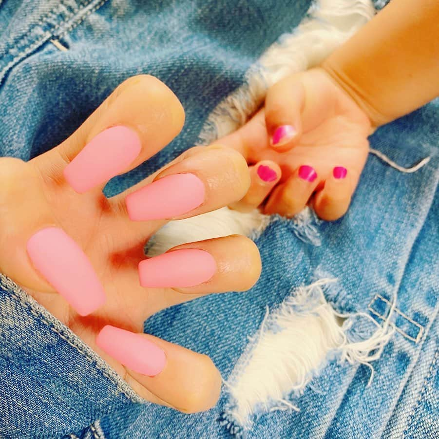 ゆん（並木優奈）さんのインスタグラム写真 - (ゆん（並木優奈）Instagram)「. . 【NEW💓NAIL】 . 今回はマットPINK〜っ💅💕 . 薄くない濃くない 絶妙なピンクカラーに してもらったの👌 . ピンクはやりたい衝動が 定期的にくるから 似合わないくせに 毎回やっちゃう、、😋 . 今とってもピンク気分💏💓 . りおなも一緒に ピンクなったよ〜☺️笑 . フットネイルは パープル/ピンク/ブルー グリーン/イエローの パステルカラー💛🧡 . すごい可愛く仕上がったから 次手にやろうか考え中🧠 . . . ゆんはやっぱり手も足も ″ワンカラー″や″シンプル″な ネイルが好きです😚💓 . (出産してからの好みだけど！) . . . . . . 【割引き情報💓】 . ⬇︎ ⬇︎ ⬇︎ ⬇︎ ⬇︎ . . . ◼︎スカルプ (お揃いのワンカラーネイル) 【8640円】 . ◼︎ジェル (お揃いのワンカラーネイル) 【4320円】 . ※カラーを変更したり マットなしにも出来るよ💅 . . . ◼︎スカルプ (ストーン/パーツがつけ放題) 【13000円】 . ◼︎ジェル (ストーン/パーツがつけ放題) 【8640円】 . . . ◼︎フットネイル 【5400円】 . . . . . . 「ゆんのSNSを見た」 ってお店に伝えると この値段になるよ🙈💕 . 詳しくはお店に 聞いてみて下さい👌 . @kayo_nailc . . . . . . #new#nail#💅#chatblanc#nailsalon#shibuya#pink#pinknails#happy#love#purple#green#yellow#blue#pastel#color#foot#summer#yun#riona #ネイル#ピンクネイル#マットネイル#パステルカラー」6月9日 11時43分 - yunaaaaa.x