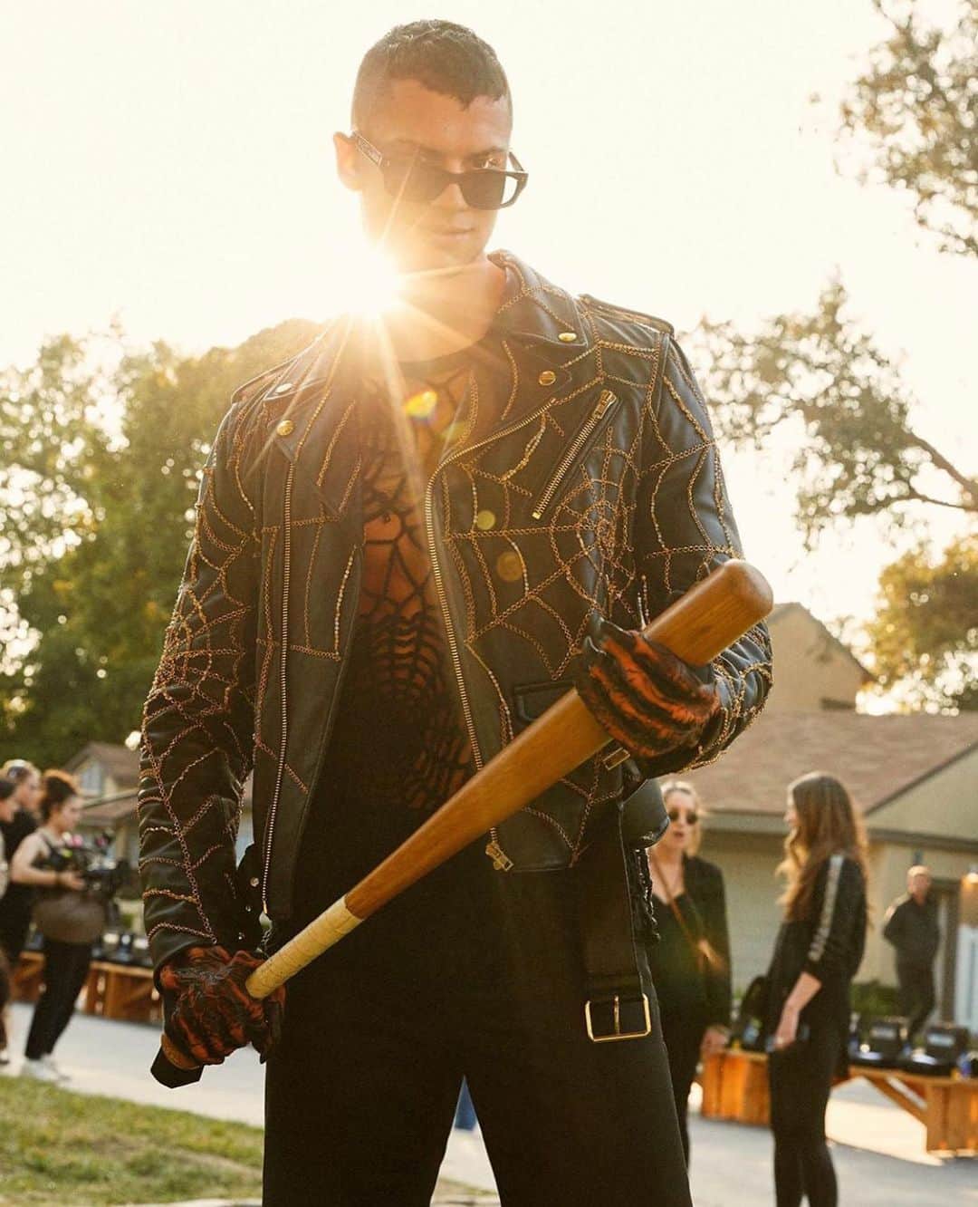 Moschinoさんのインスタグラム写真 - (MoschinoInstagram)「#Repost @voguehommes ・・・ Trick-or-treat!  Moschino Spring 2020 Halloween-themed menswear collection from backstage, on the set of Desperate Housewives in Universal Studios Hollywood @goodbhavior #brandongood Photographed by @NHoffmanStudio. #moschino @itsjeremyscott #universalstudioshollywood @universalstudioslot @pg_dmcasting @arthurmejean @samuel_ellis @carlynecerfdedudzeele #cerfstyle @supercube @_genevievegreen」6月9日 11時47分 - moschino