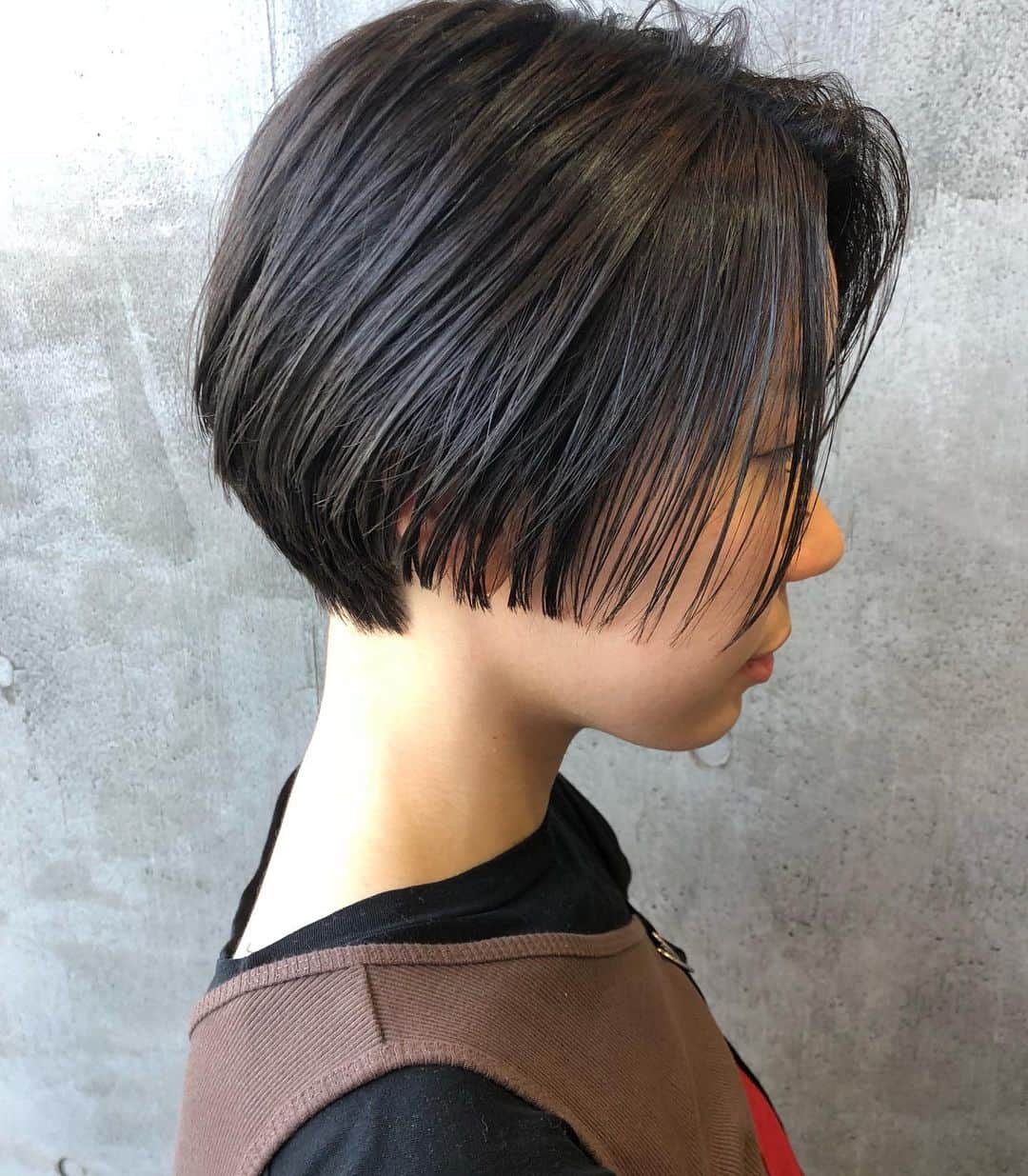 カワシリアツシのインスタグラム：「重ためラインの軽め質感カット✂︎ ・ ・ ・ ・ブリーチの回数がわからない。 ・値段が気になる。 ・ダメージが心配。など なんでもご気軽にご相談ください😊 ・ ご予約やご相談はURLもしくはDM・LINEにて待ちしております🙆‍♂️ ・ ・ ・ ご予約はトップページURLをクリック😊 もしくはDMください✉️ ・ ネットで×になってても お取りできるお時間もございますので、 ご気軽にご相談ください🙆‍♂️ ・  #アディクシー #イルミナカラー  #外国人風カラー #ミニボブ #切りっぱなしボブ #ハイライト #外ハネ #グラデーション #外国人風 #ポートレート #美容室 #美容院 #美容学生 #撮影 #東京 #渋谷  #ショートヘア #グレージュ  #ブルージュ #ブリーチ #portrait #フィルムカメラ #hairstyle #ショートカット #haircolor #ハイトーン #데일리룩 #时尚 #แฟชั่น#デジキュア」