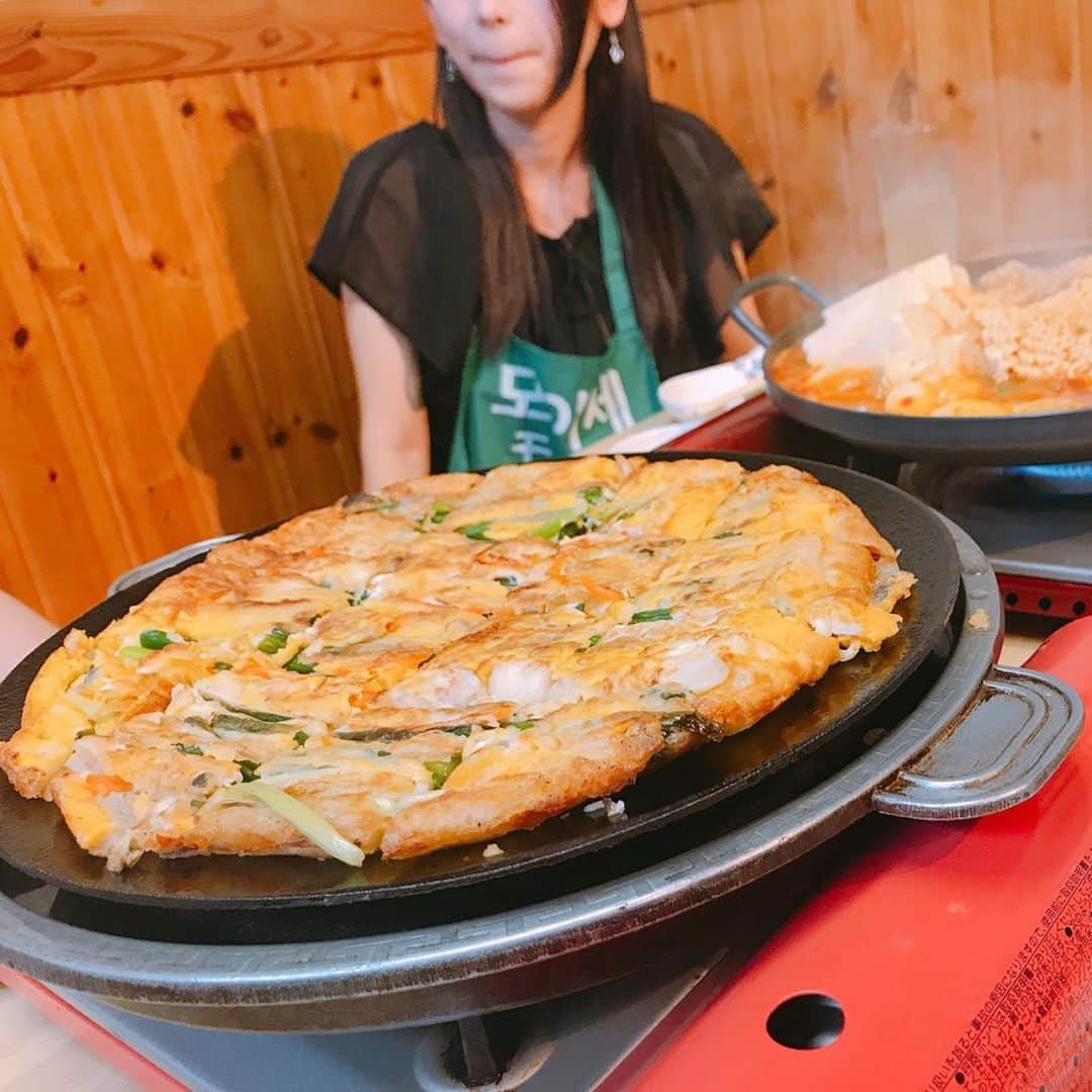 大見さなえさんのインスタグラム写真 - (大見さなえInstagram)「本場の味を知ってる韓国の方が﻿ 東京で1番美味しいという韓国料理屋さん🥓🇰🇷﻿ 新大久保『#モイセ 』﻿ ﻿ アカペラ歌手のヨウインヒョクさんオススメ店😆🌸﻿ 2年ぶりにいんひょくさん、﻿ 仲良しのメンバーのともえさん、ちかちゃんと訪問☺️💓﻿ ﻿ ここは豚肉カルビが特にオススメ！！！﻿ お肉の旨味と甘ダレがクセになる味😍﻿ あとは定番のサムギョプサル、海鮮チヂミ、プデチゲなども🙆‍♀️﻿ ﻿ 匂いつく系のお店だから気にせず、﻿ コスパ良いもの食べたい友達と行きたいお店(*^^*)✨﻿ ﻿ #サムギョプサル #韓国料理 #新大久保グルメ﻿ #めぐログ_新大久保 #豚肉 #焼肉﻿ #meat #お肉 #pixelで撮影」6月9日 11時54分 - tabe_megumi