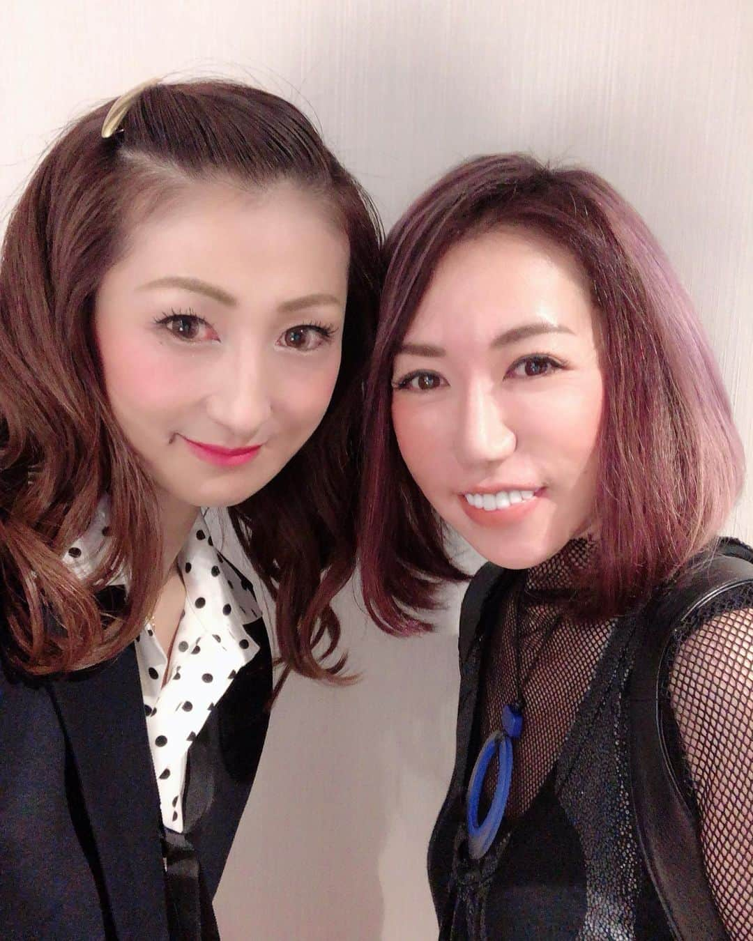 彩耶さんのインスタグラム写真 - (彩耶Instagram)「先日、#インスタセミナー を開催させて頂きました❗️ ・ ファッションはこんな感じ〜✨ 講師っぽく ジャケット着てみました😉 ・ インに着たドットのノースリシャツには、リボンも付いてて可愛いんです🎀 ・ ・ jacket … @idealuce1202 shirts … @idealuce1202 pants … #estnation pumps … #penelopejohansson watch … #franckmuller necklace … #cartier ・ ・ お写真横に👆➡︎➡︎スワイプしてね❣️ ・ ・ セミナー終了後の打ち上げでは、 イラストレーターの 上田バロンさん @soul_republic 世界で活躍中のヘアメイクアップアーティストの市場朱実さん @bcc_akemi_ichiba  もいらっしゃって、とっても楽しい時間を過ごすことができました😌🍷✨ ・ ・ ・ インスタセミナー後、参加者の方からいろんなご報告があり 本当に嬉しいです(๑˃̵ᴗ˂̵)💕 ・ これからもインスタグラムを通して、たくさんの方との出会いを大切にしていきたいなと思っています。 皆さんに #感謝😌✨ ・ ・ セミナー参加者の方からのご要望もあり、 今後も不定期ですがインスタセミナーの開催をしていきたいと思っていますので、皆さんも良かったら是非〜♡♡ ・ ・ #内閣府認証 #NPO法人日本美齢セラピスト協会 @beautifulaging_order @syogo_kubo #アンバサダー #インスタセミナー#セミナー #インスタ講習 #大阪#グランフロント大阪 #モデル#model#神戸#kobe#インスタグラム#インスタ#instagram#インフルエンサー#インスタグラマー#フォロー#followme#フォローミー #ファッション#コーデ#fashion#いつもありがとう」6月9日 11時55分 - 3aya11