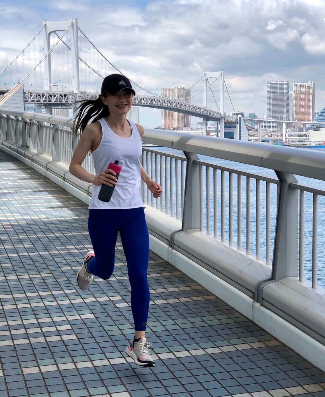 のインスタグラム：「🐳RUN FOR THE OCEANS 毎年、最低8百万トンのプラスチックが海に捨てられています。2050年には魚の量よりもプラスチック片の量が上回る予想…私たちにできること、一緒にはじめていきませんか？🌊 ・ 〓adidas×Run for the oceans〓 🐚6/12 plogging @ step新宿 (ゴミを拾いながら走ります) 🐚6/15 run for the oceans @葛西臨海公園  5km runビーチパークコース(2セッション担当します😳) ※ご応募は、プロフィールのリンクから🐳 ※普段あまり走らない方もこの機会に是非！😊 ・ さらに、6/8-6/16まで、adidasのランタスティックアプリを起動して走ると、1kmごと1ドル parley ocean schoolへ寄付されます！一緒に走りましょう🌎 ・ ・ #RunForTheOceans #createdwithadidas #adidasrunners #adidasrunnerstokyo @adidastokyo」