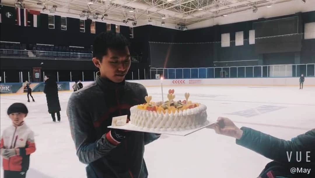李厚賢のインスタグラム：「冰場食蛋糕🤤🎂 #後會有期 ⛸️」